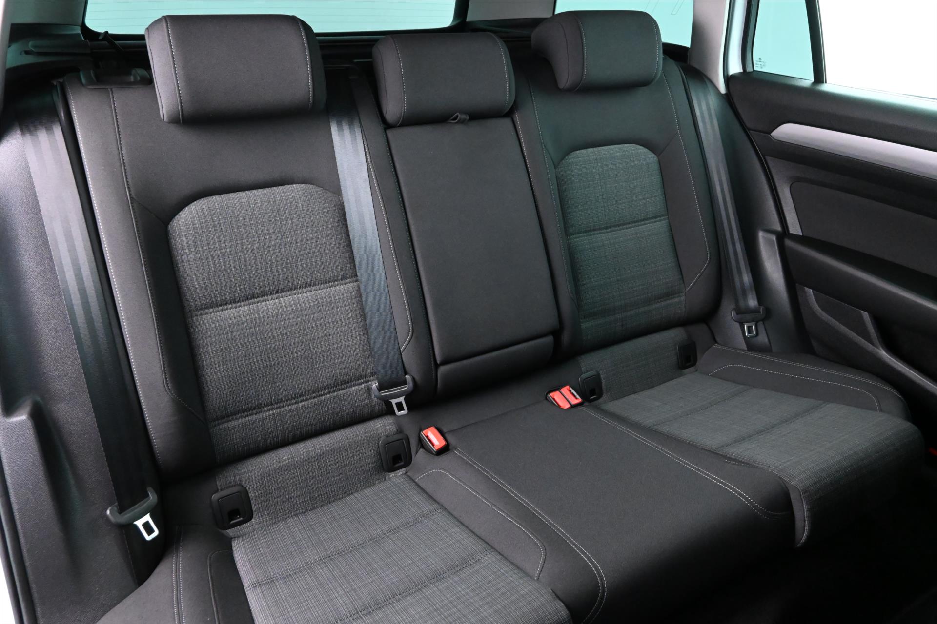 Hlavní fotografie vozu Volkswagen Passat 2,0 TDI 110 kW DSG Business Záruka až 5 let (30)