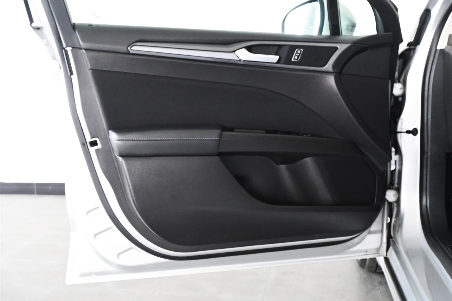 Hlavní fotografie vozu Ford Mondeo 2,0 EcoBlue 140 kW*AT/8*Titanium*Záruka až 5 let (24)