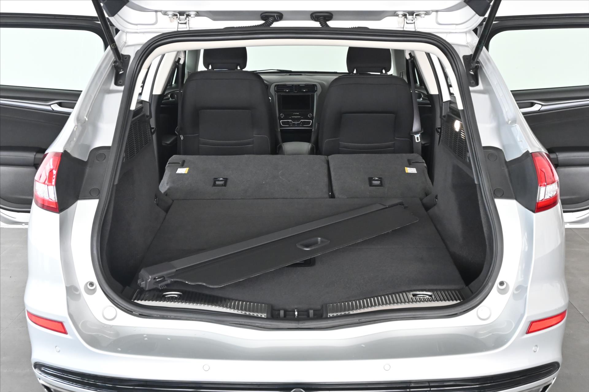 Hlavní fotografie vozu Ford Mondeo 2,0 EcoBlue 140 kW*AT/8*Titanium*Záruka až 5 let (7)