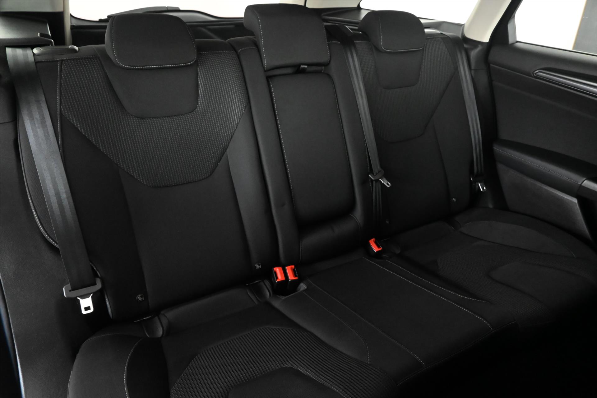 Hlavní fotografie vozu Ford Mondeo 2,0 EcoBlue 140 kW AT8 Titanium Záruka až 5 let (28)