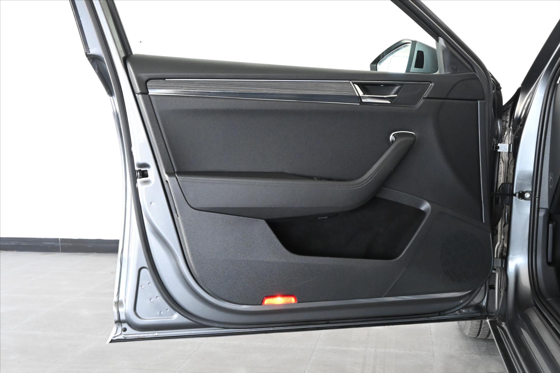 Hlavní fotografie vozu Škoda Superb 2,0 TDI 110kW*DSG*STYLE*Záruka až 5 let (27)