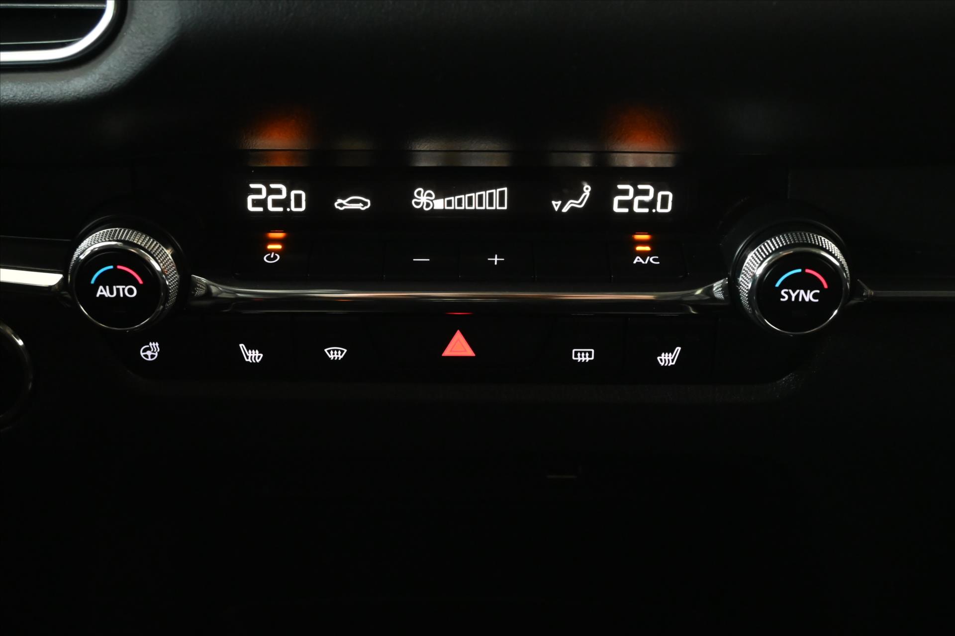 Hlavní fotografie vozu Mazda CX-30 2,0 Skyactiv-X 132 kW Luxury Záruka až 5 let (24)