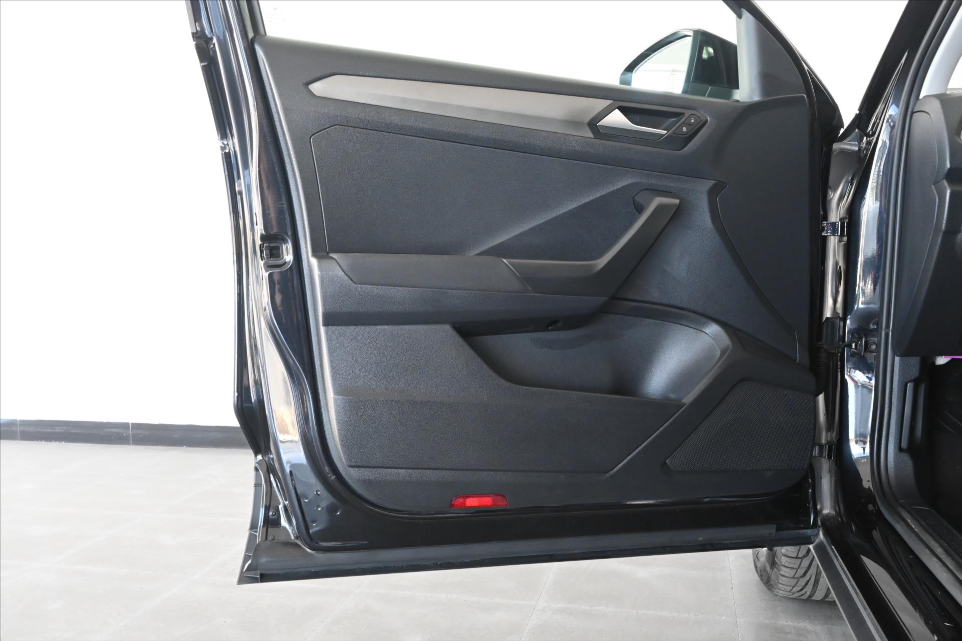 Hlavní fotografie vozu Volkswagen T-Roc 1,6 TDI 85kW COMFORTLINE Záruka až 5 let (24)