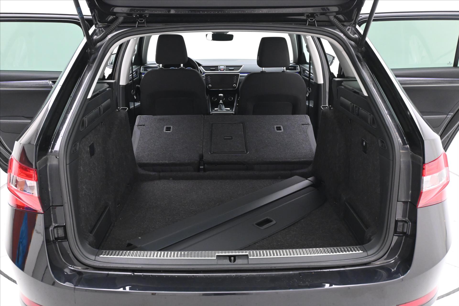 Hlavní fotografie vozu Škoda Superb 2,0 TDi 110kW DSG *Style* Záruka až 5 let (11)