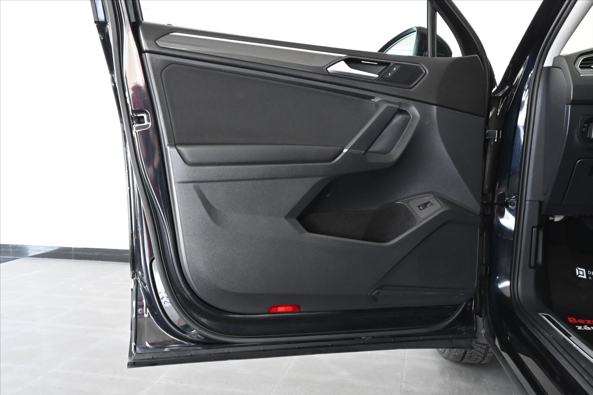 Main photo of the car Volkswagen Tiguan allspace 2.0 TDI 140 kW 4x4 DSG 7 seats Warranty up to 5 years (32)