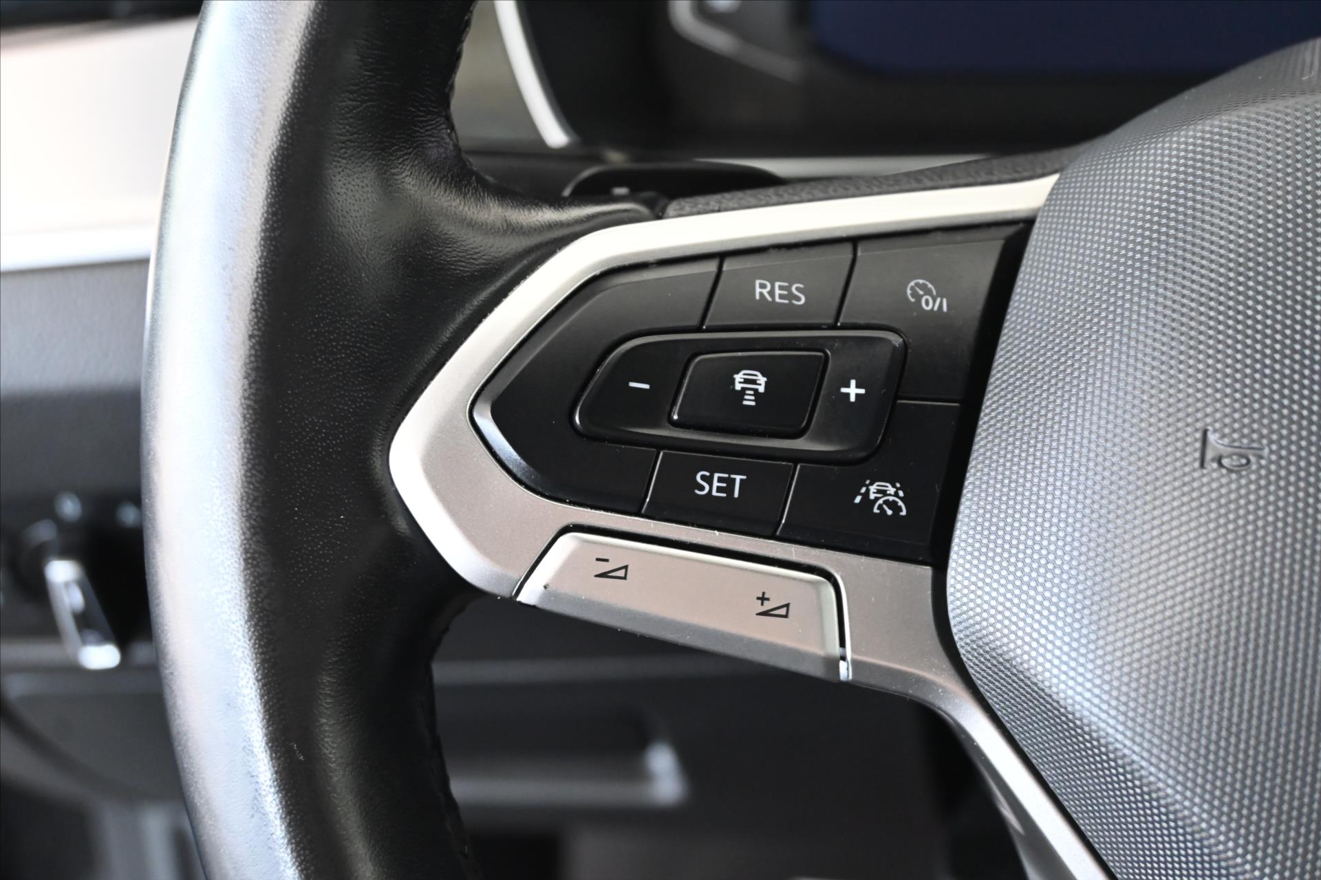 Hlavní fotografie vozu Volkswagen Passat 2,0 TDI 147 kW DSG Elegance Záruka až 5 let (17)