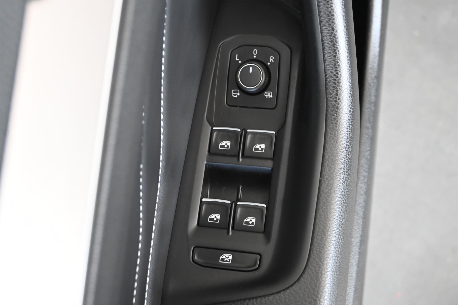 Hlavní fotografie vozu Volkswagen Passat 2,0 TDI 147 kW DSG Elegance Záruka až 5 let (27)