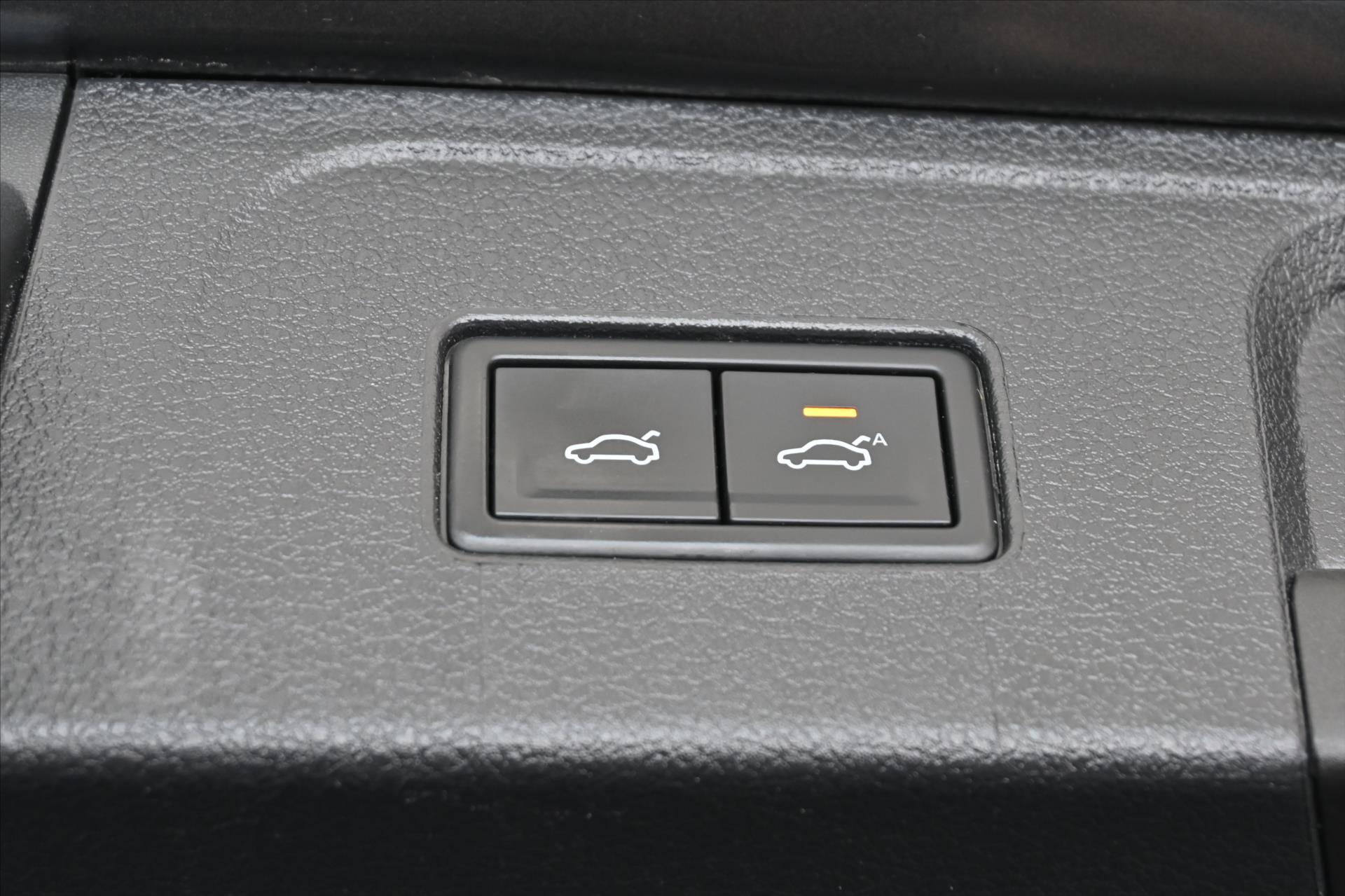 Hlavní fotografie vozu Volkswagen Passat 2,0 TDI 147 kW DSG Elegance Záruka až 5 let (30)