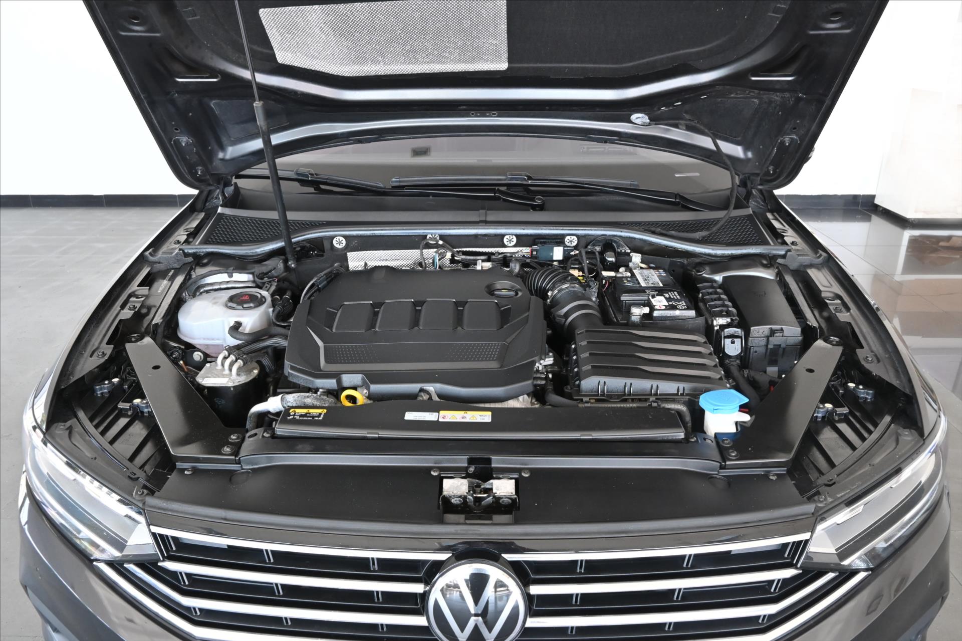 Hlavní fotografie vozu Volkswagen Passat 2,0 TDI 147 kW DSG Elegance Záruka až 5 let (5)