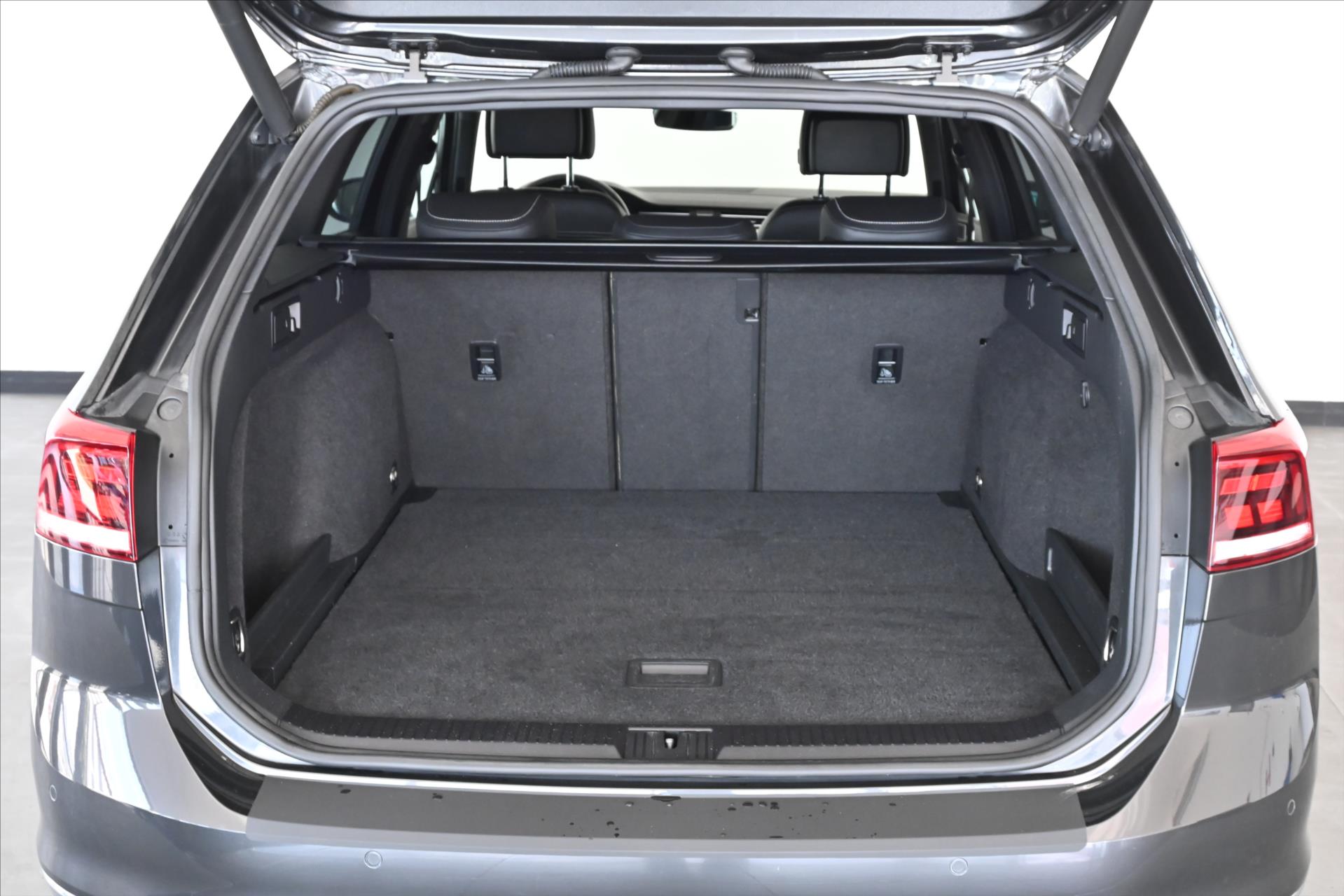 Hlavní fotografie vozu Volkswagen Passat 2,0 TDI 147 kW DSG Elegance Záruka až 5 let (6)