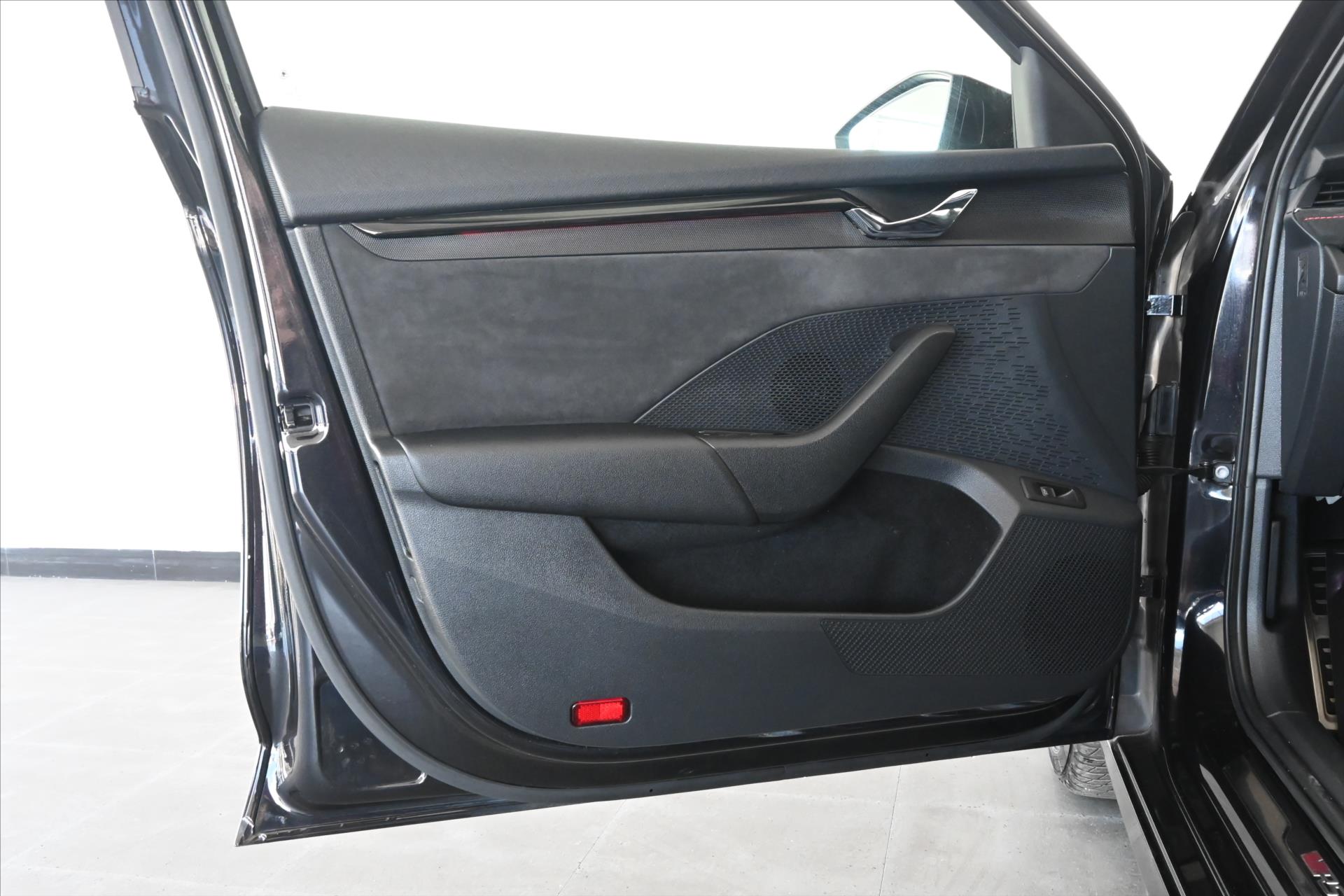 Main photo of the car Skoda Octavia 2.0 TDI RS 147 kW 4x4 DSG Warranty up to 5 years (29)