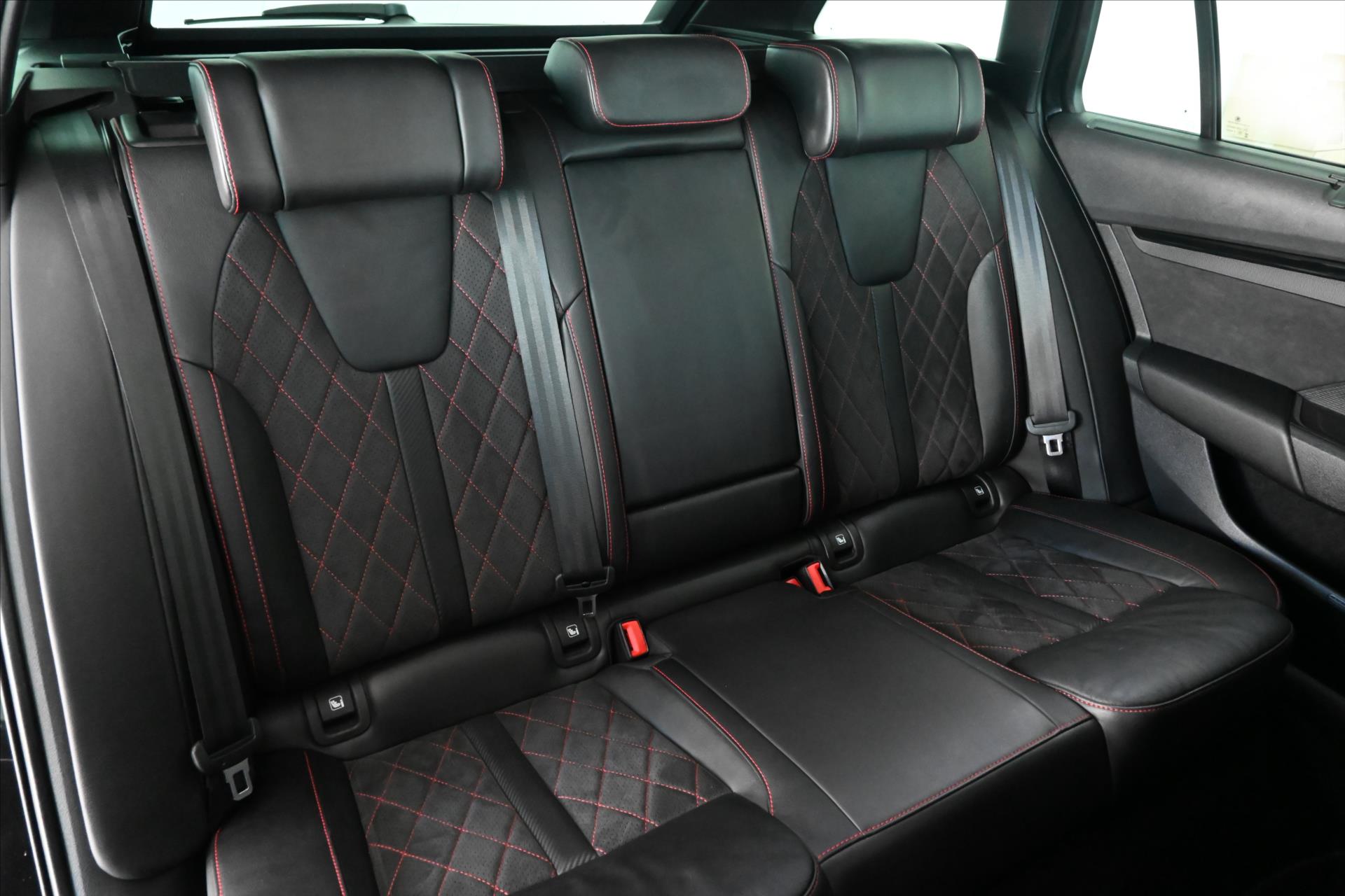 Main photo of the car Skoda Octavia 2.0 TDI RS 147 kW 4x4 DSG Warranty up to 5 years (32)