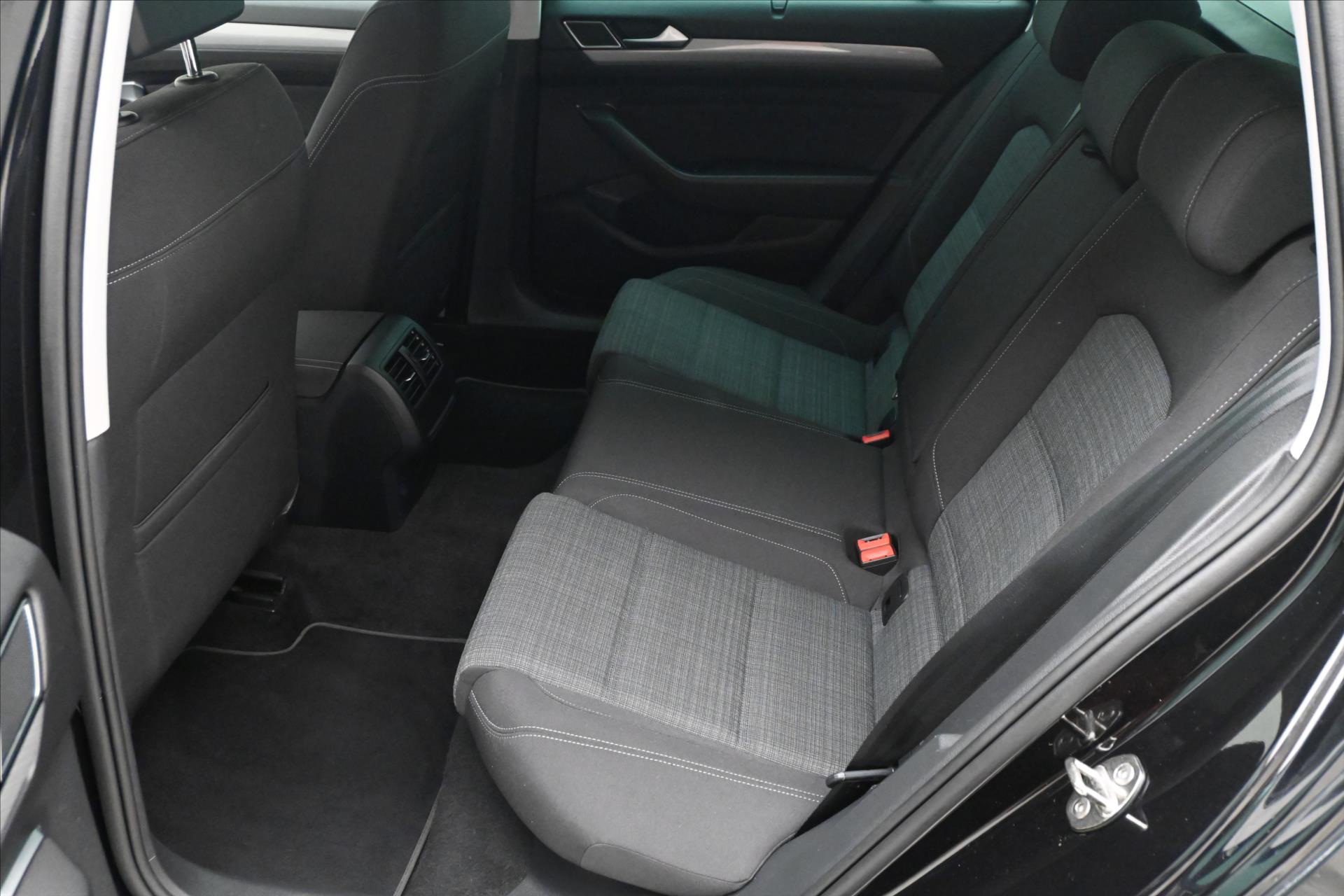 Main photo of the car Volkswagen Passat 2.0 TDI 140 kW DSG Business Warranty up to 5 years (14)