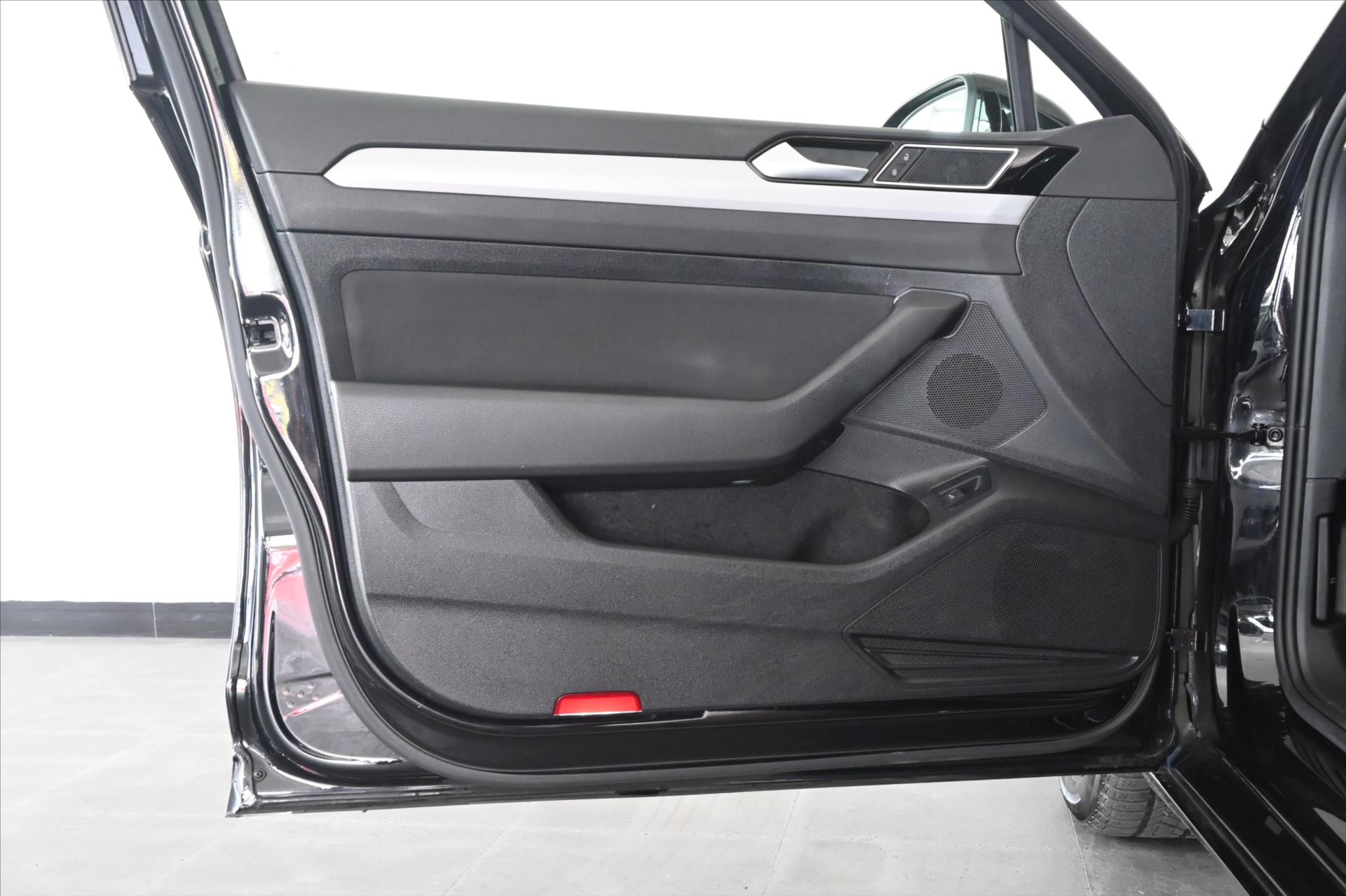 Hlavní fotografie vozu Volkswagen Passat 2,0 TDI 140 kW DSG Business Záruka až 5 let (26)