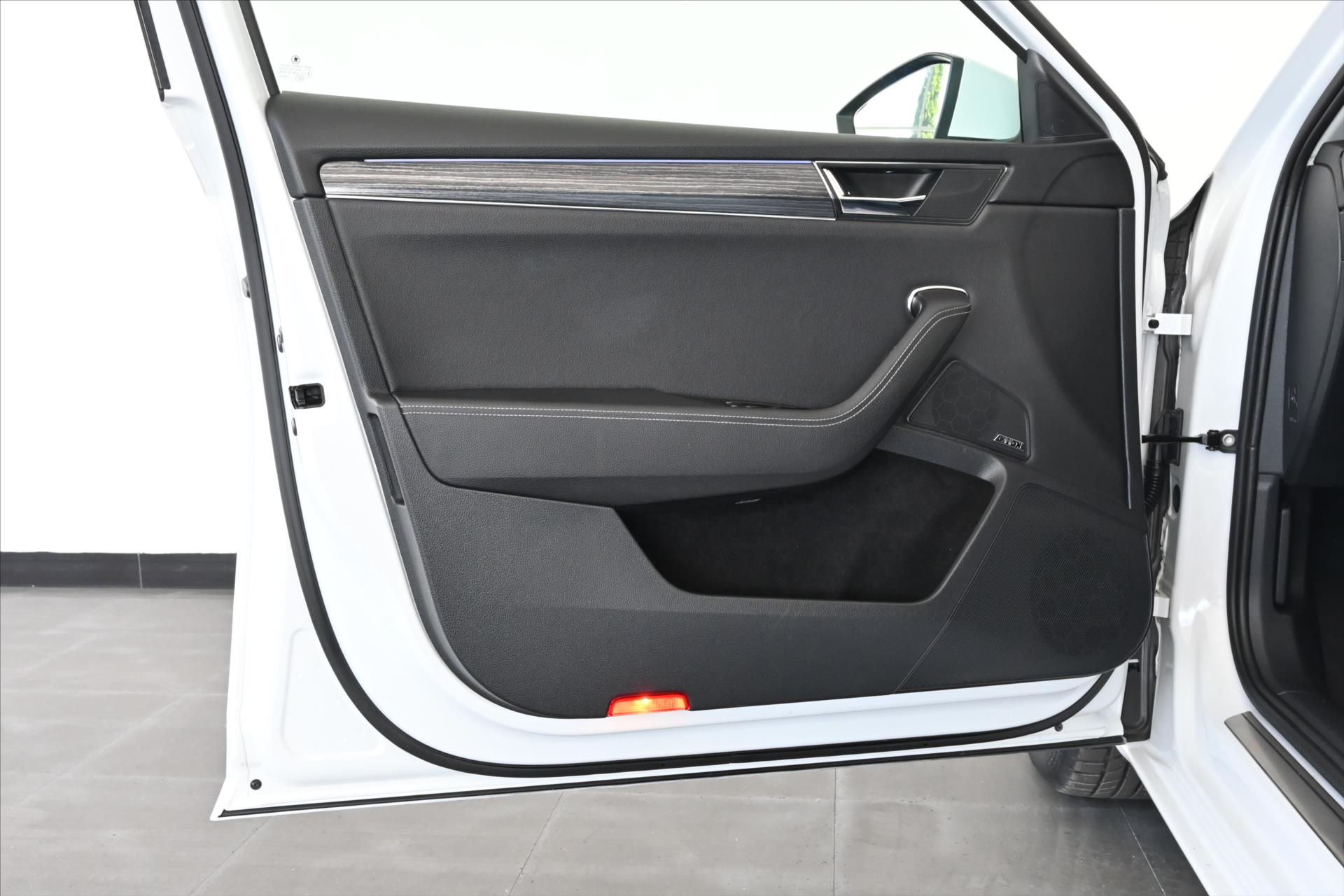 Hlavní fotografie vozu Škoda Superb 2,0 TDI 110kW DSG STYLE Záruka až 5 let (25)