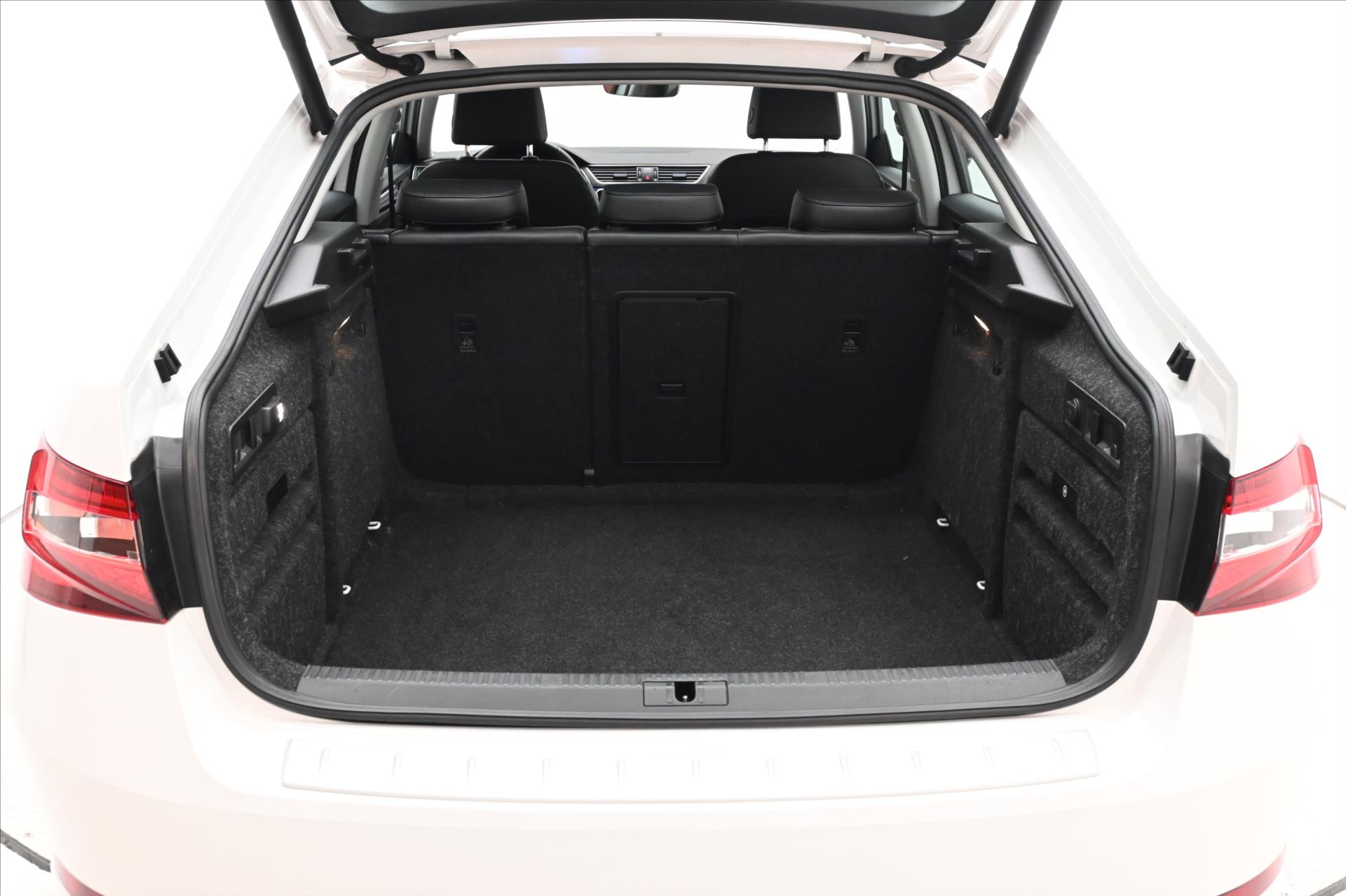 Hlavní fotografie vozu Škoda Superb 2,0 TDI 140kW STYLE DSG Záruka až 5 let (9)