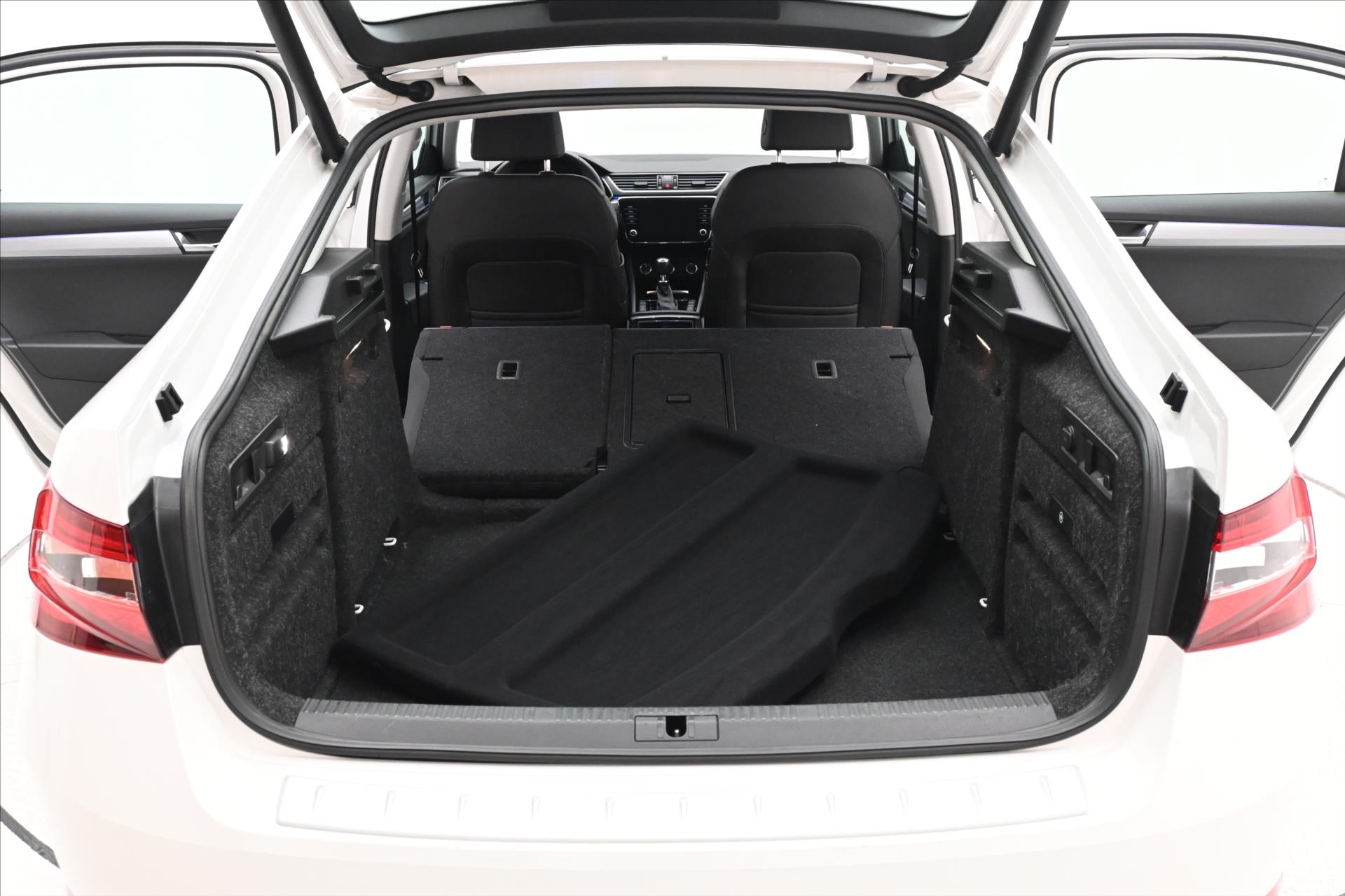 Hlavní fotografie vozu Škoda Superb 2,0 TDI 140kW STYLE DSG Záruka až 5 let (10)