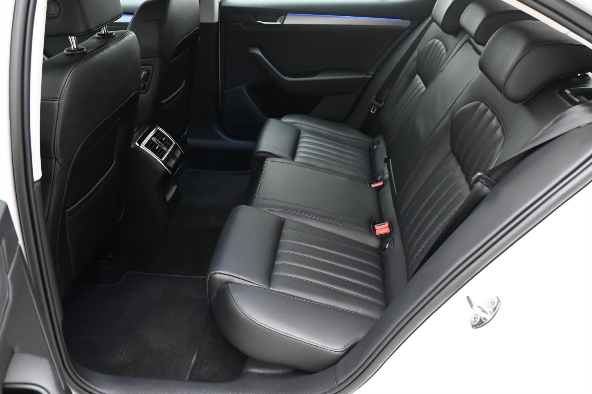 Hlavní fotografie vozu Škoda Superb 2,0 TDI 140kW STYLE DSG Záruka až 5 let (13)