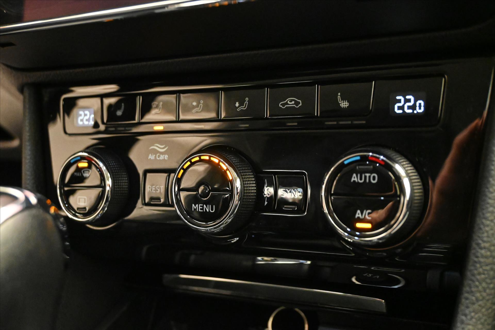 Hlavní fotografie vozu Škoda Superb 2,0 TDI 140kW STYLE DSG Záruka až 5 let (21)