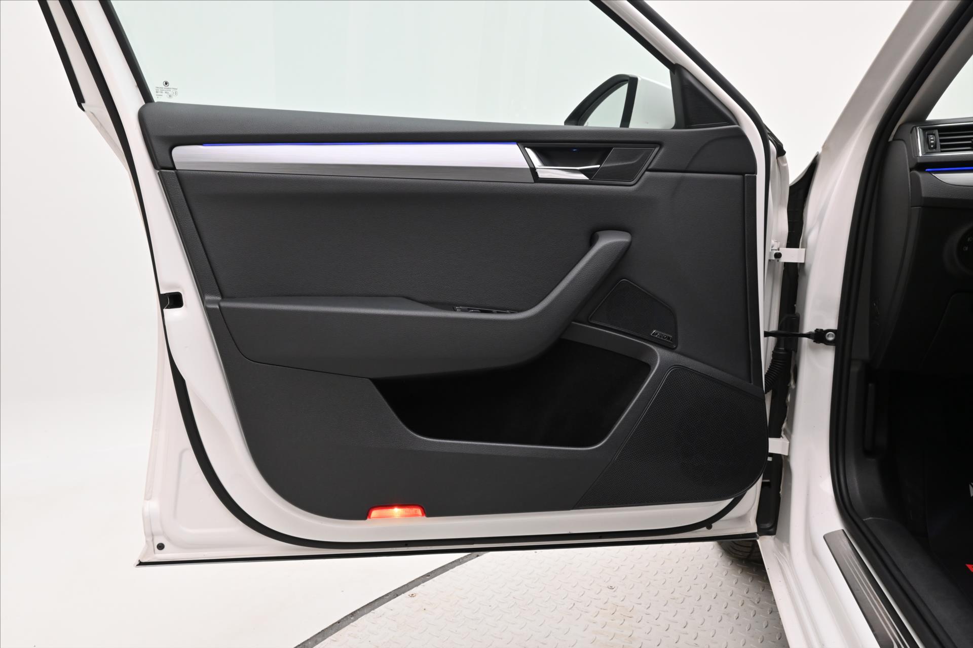 Hlavní fotografie vozu Škoda Superb 2,0 TDI 140kW STYLE DSG Záruka až 5 let (27)