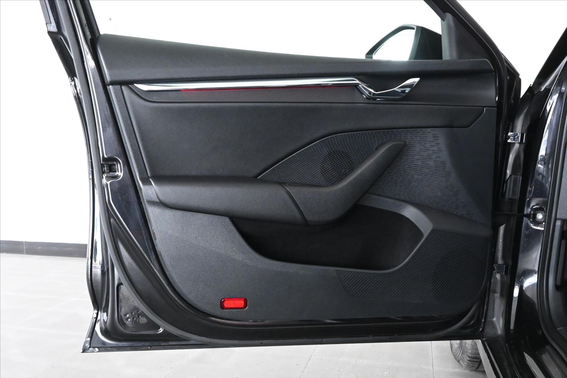 Hlavní fotografie vozu Škoda Octavia 2,0 TDi 110kW DSG *Style* Záruka až 5 let (27)