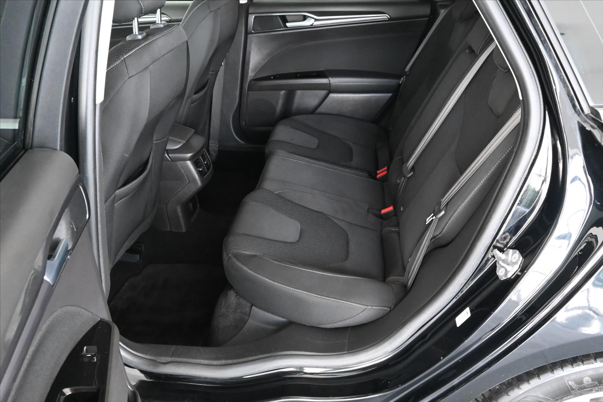 Hlavní fotografie vozu Ford Mondeo 2,0 EcoBLUE 140 kW AT/8 TITANIUM Záruka až 5 let (10)