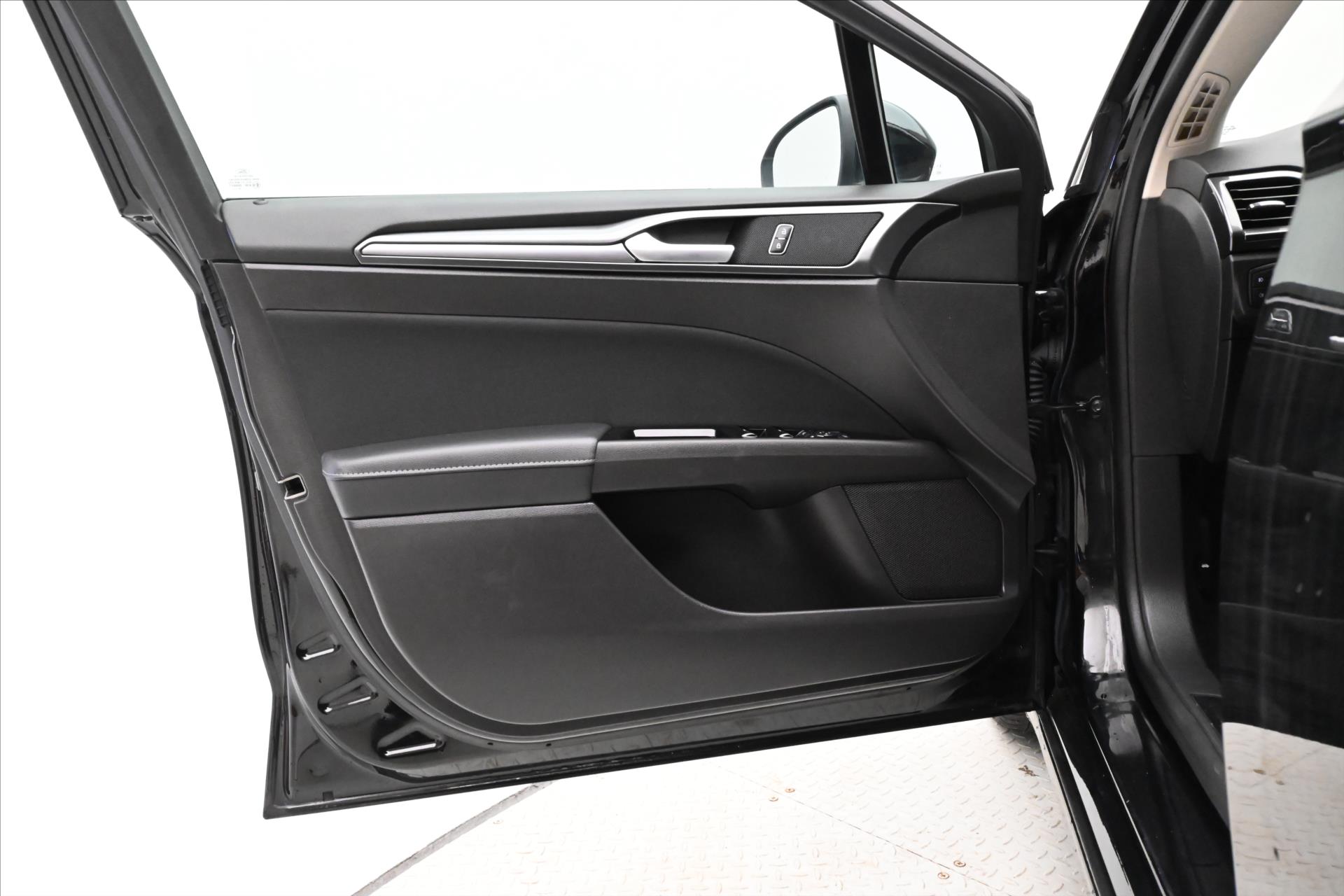 Hlavní fotografie vozu Ford Mondeo 2,0 EcoBlue 140 kW AT/8 Titanium Záruka až 5 let (22)