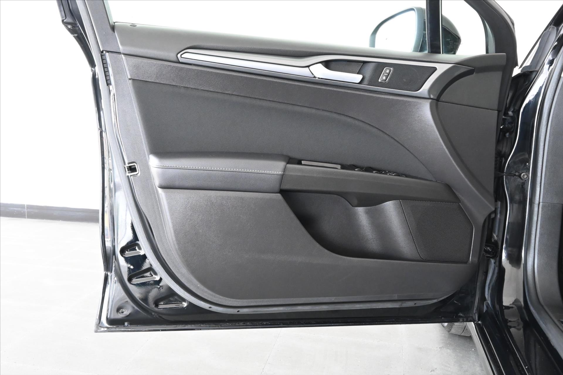 Hlavní fotografie vozu Ford Mondeo 2,0 EcoBLUE 140 kW AT/8 TITANIUM Záruka až 5 let (24)