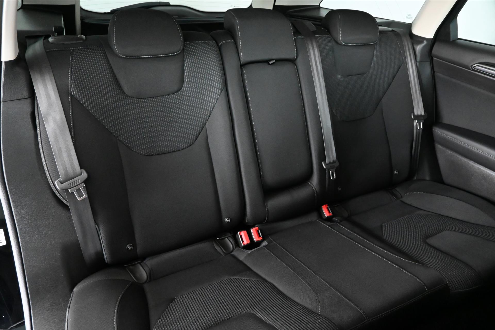 Hlavní fotografie vozu Ford Mondeo 2,0 EcoBLUE 140 kW AT/8 TITANIUM Záruka až 5 let (27)