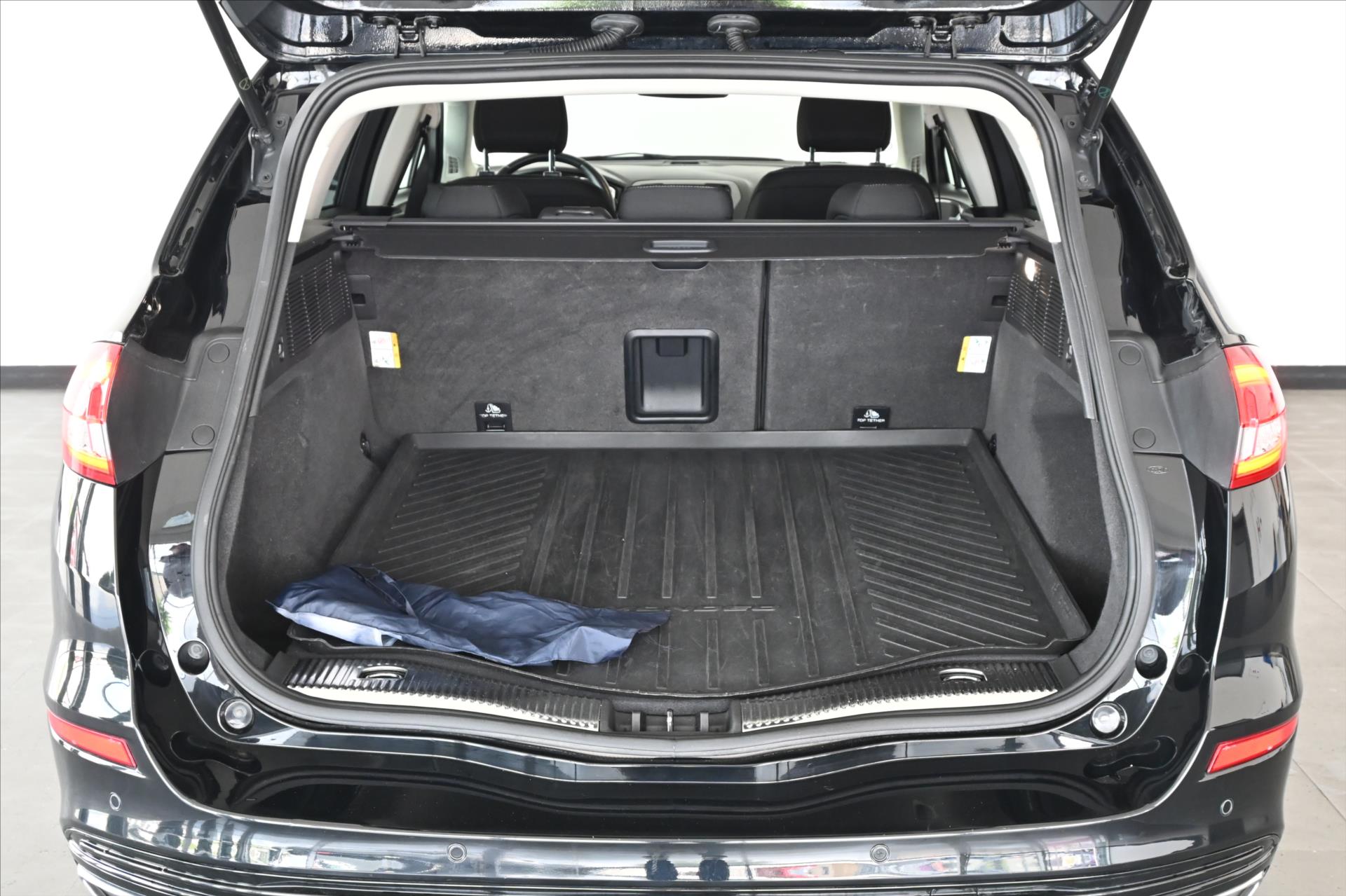 Hlavní fotografie vozu Ford Mondeo 2,0 EcoBLUE 140 kW AT/8 TITANIUM Záruka až 5 let (6)