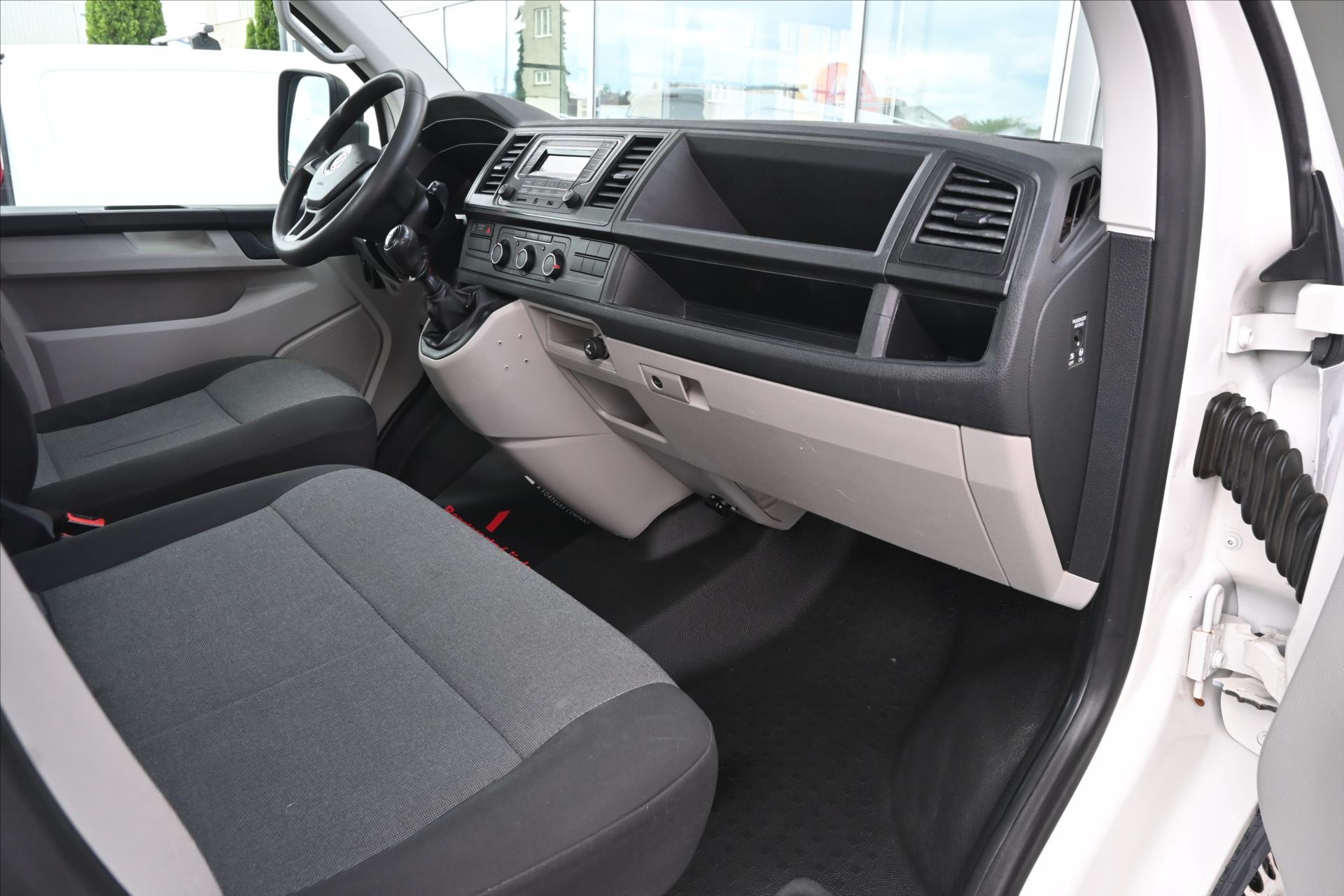 Hlavní fotografie vozu Volkswagen Transporter 2,0 TDI 110kW Tažné Záruka až 5 let (11)