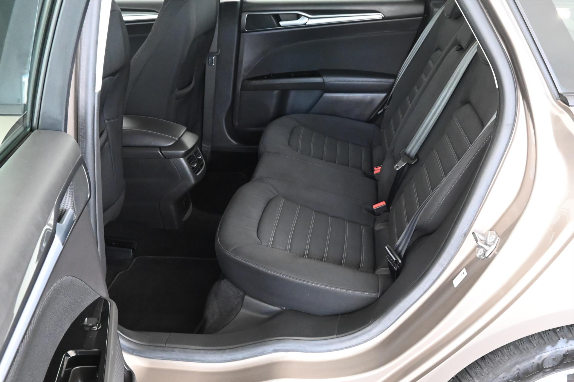 Hlavní fotografie vozu Ford Mondeo 2,0 EcoBlue 110 kW Business Záruka až 5 let (11)