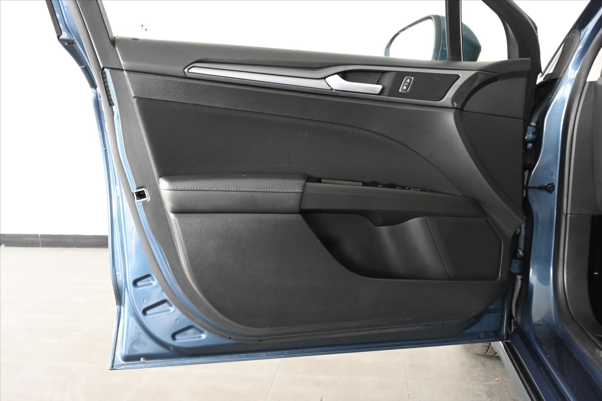 Hlavní fotografie vozu Ford Mondeo 2,0 EcoBlue 110 kW AT8 Titanium Záruka až 5 let (25)