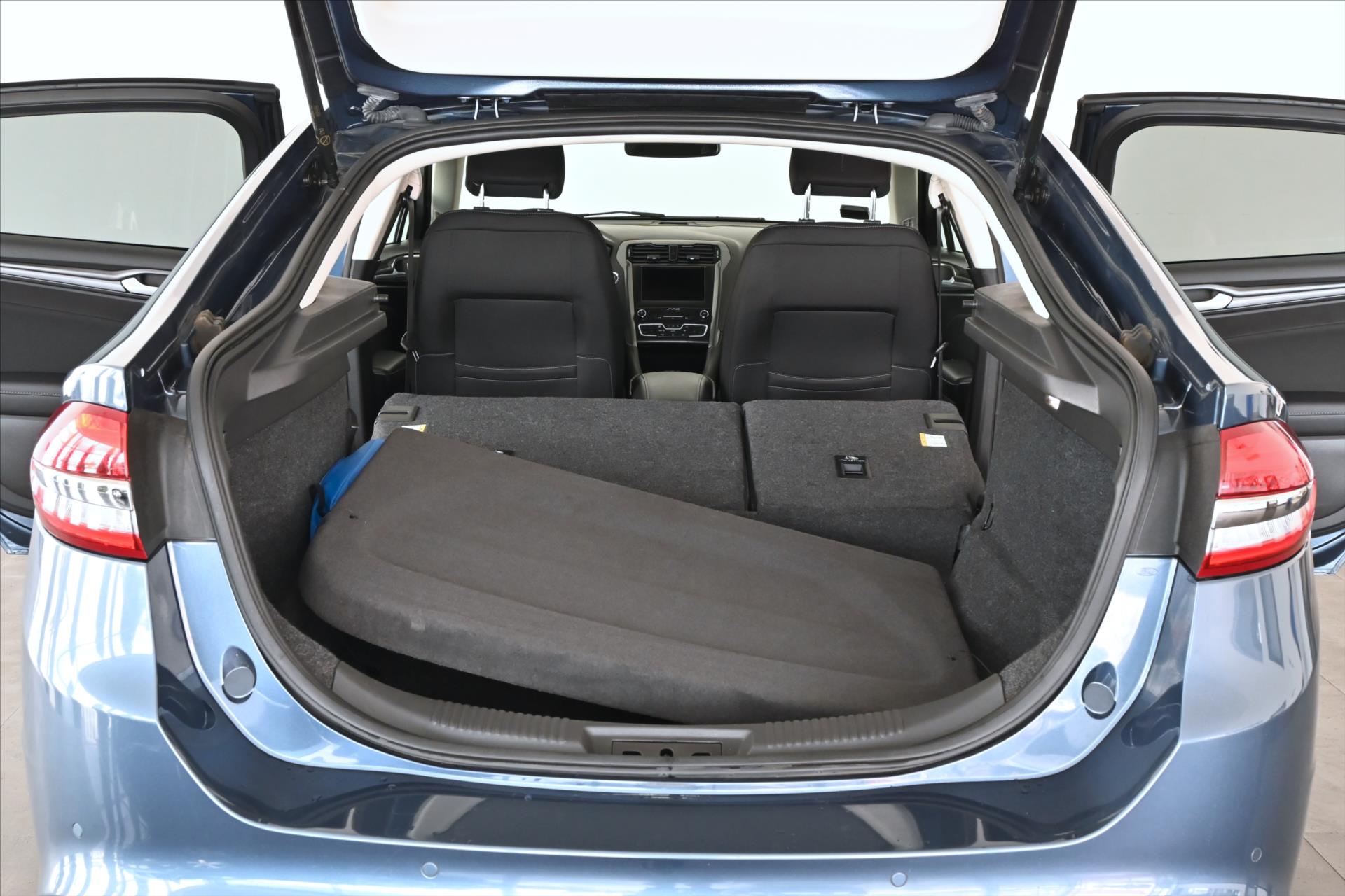 Hlavní fotografie vozu Ford Mondeo 2,0 EcoBlue 110 kW AT8 Titanium Záruka až 5 let (8)