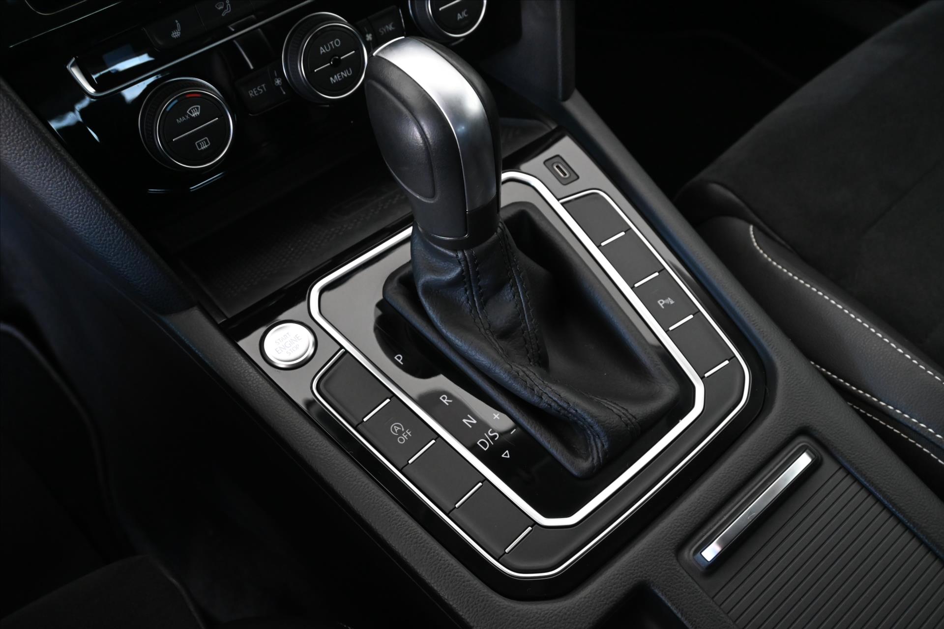 Hlavní fotografie vozu Volkswagen Passat 2,0 TDI 110 kW DSG ELEGANCE Záruka až 5 let (24)