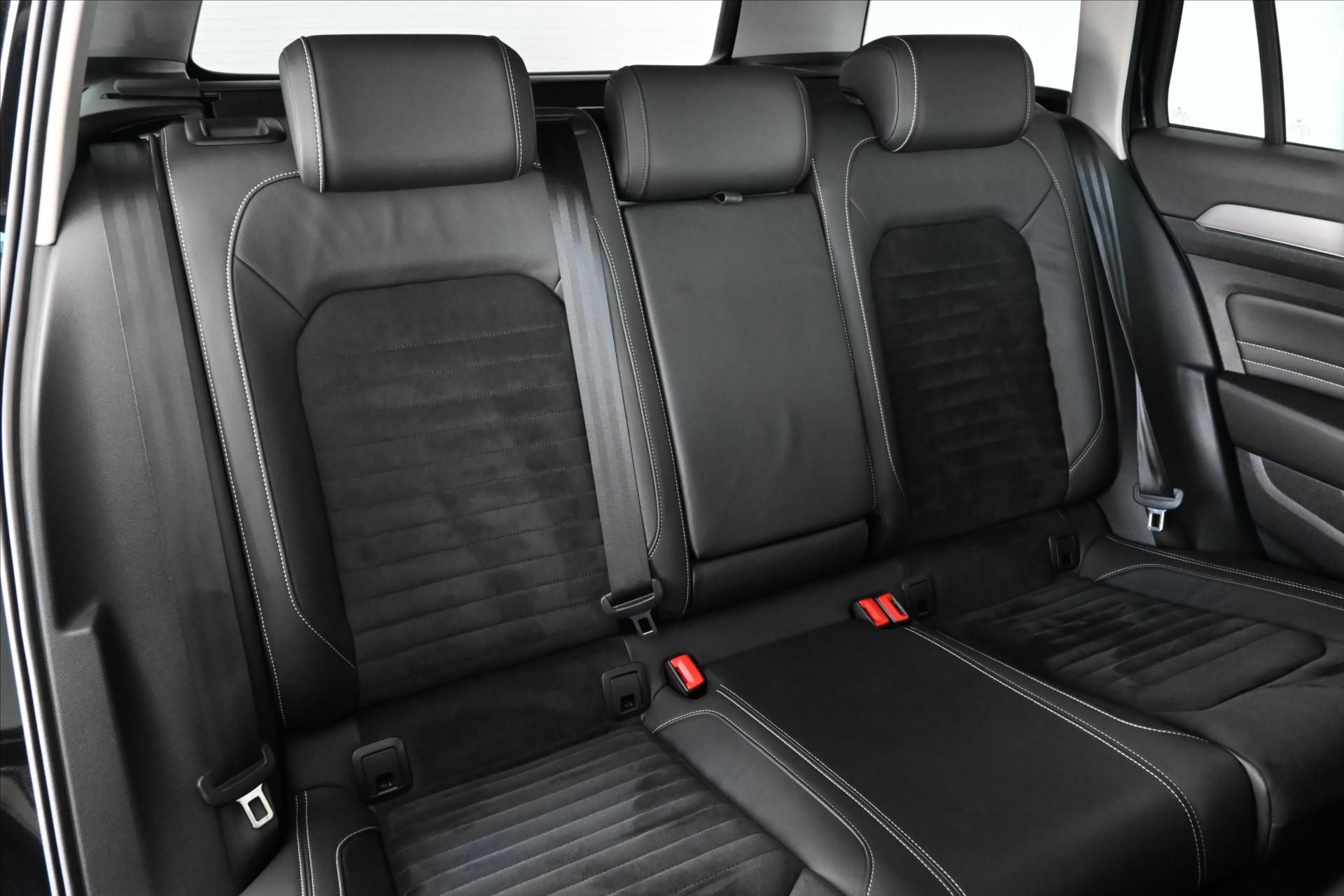 Hlavní fotografie vozu Volkswagen Passat 2,0 TDI 110 kW DSG ELEGANCE Záruka až 5 let (29)