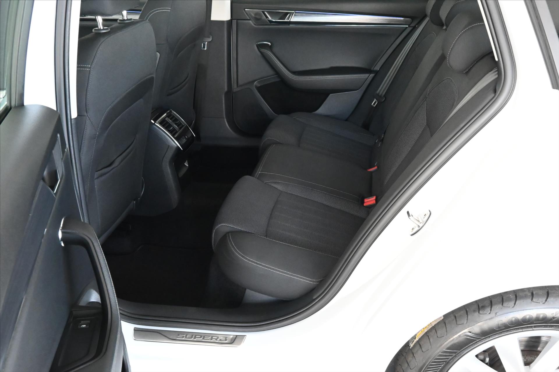 Main photo of the car Skoda Superb 2.0 TDI 110 kW DSG Style Warranty up to 5 years (11)