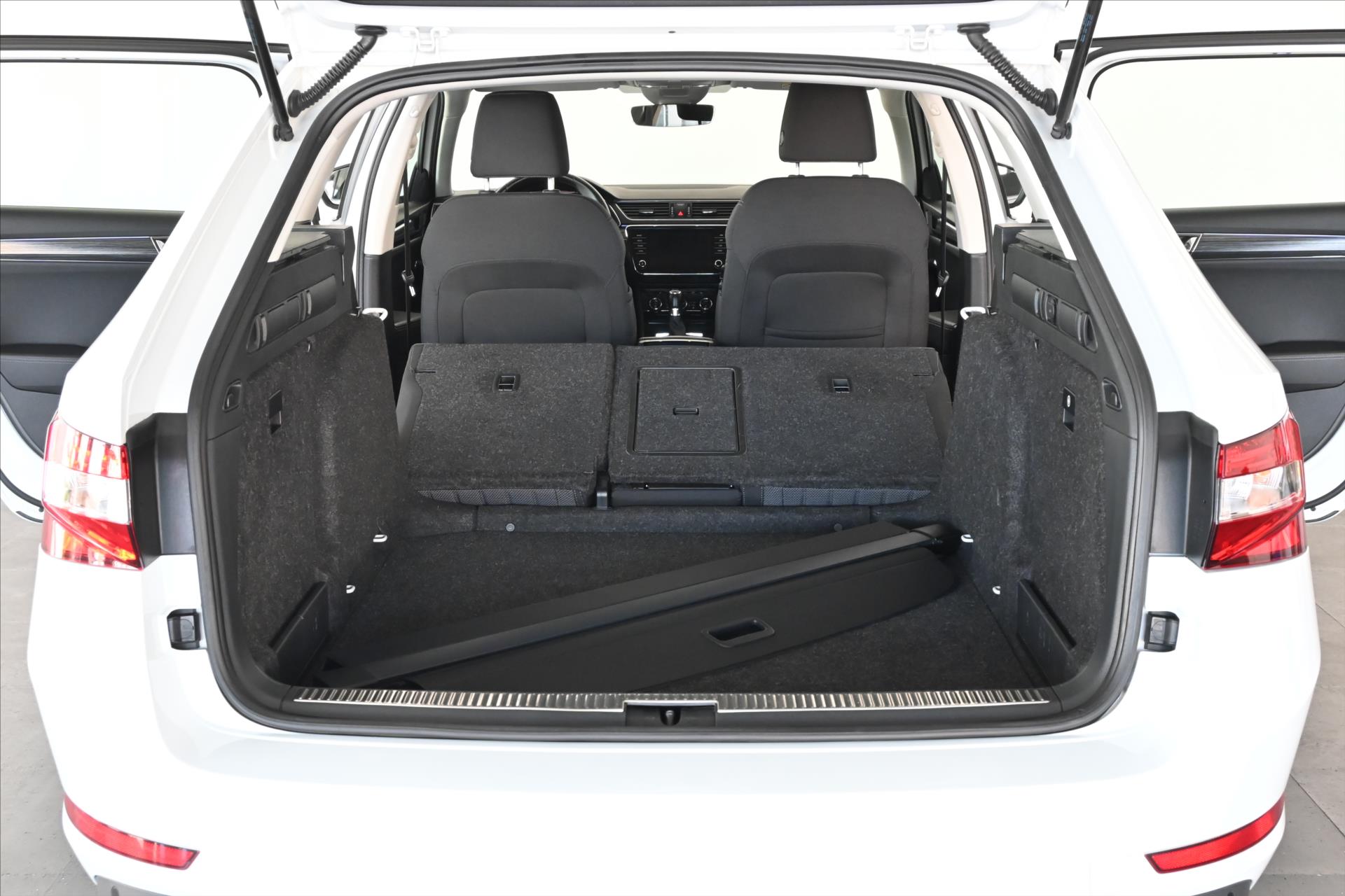 Main photo of the car Skoda Superb 2.0 TDI 110 kW DSG Style Warranty up to 5 years (8)