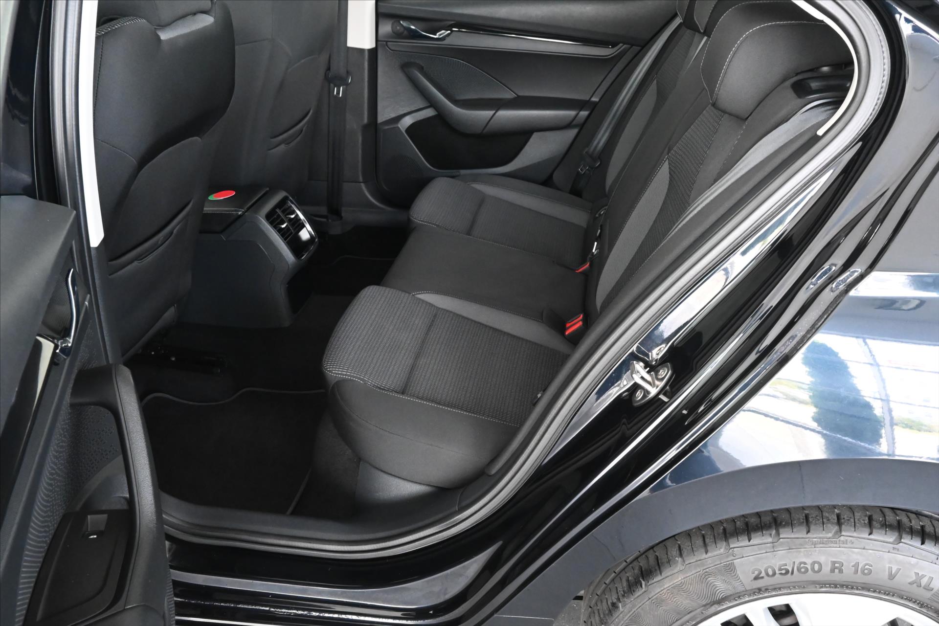 Hlavní fotografie vozu Škoda Octavia 2,0 TDI 110 kW DSG Ambition Záruka až 5 let (11)