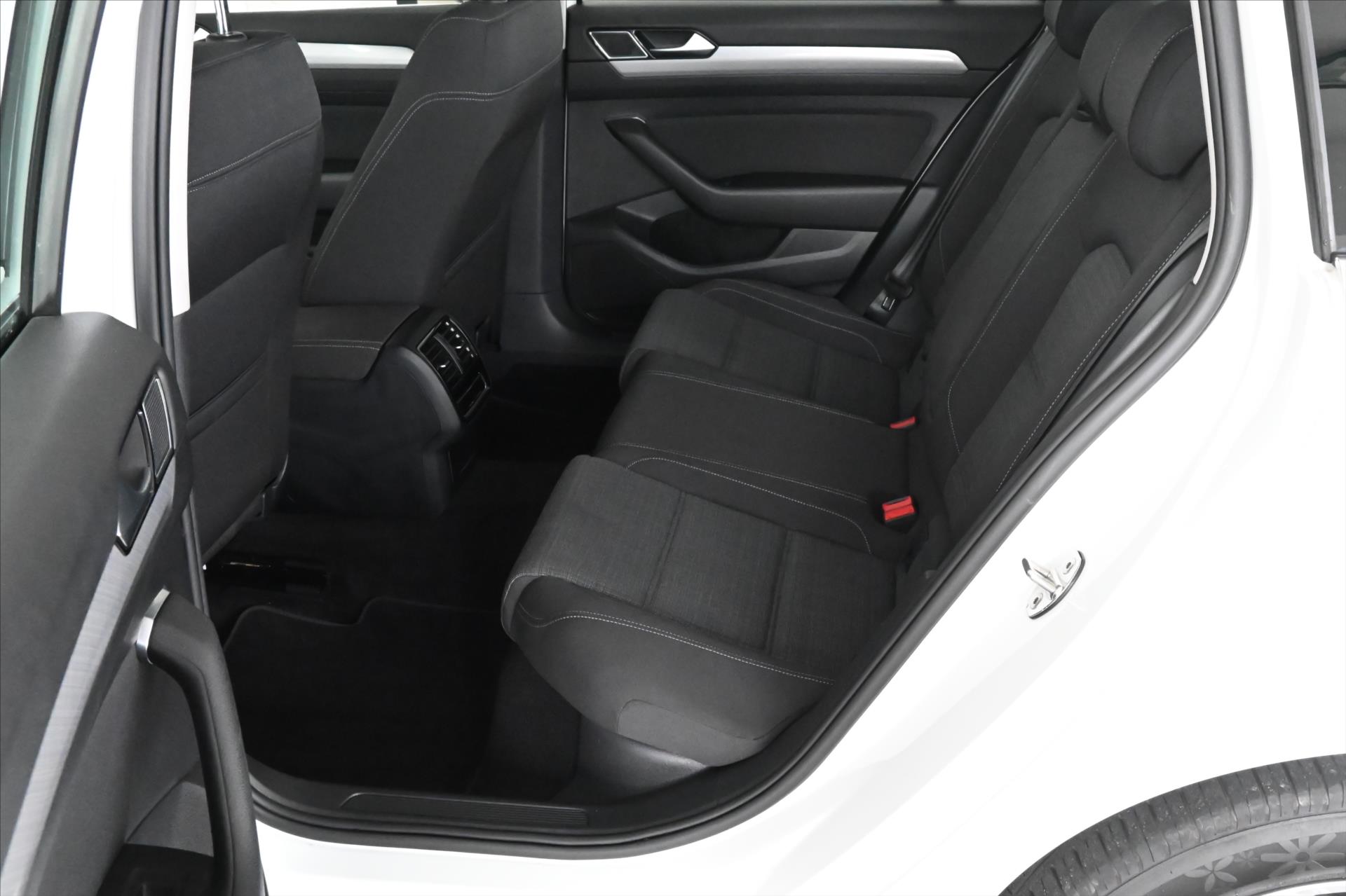 Hlavní fotografie vozu Volkswagen Passat 2,0 TDI 110kW BUSINESS Záruka až 5 let (9)