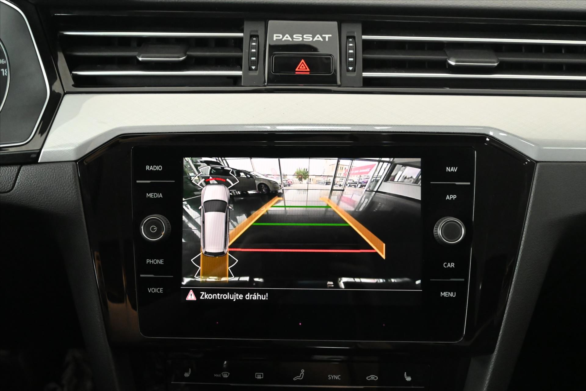 Hlavní fotografie vozu Volkswagen Passat 2,0 TDI 110kW BUSINESS Záruka až 5 let (20)