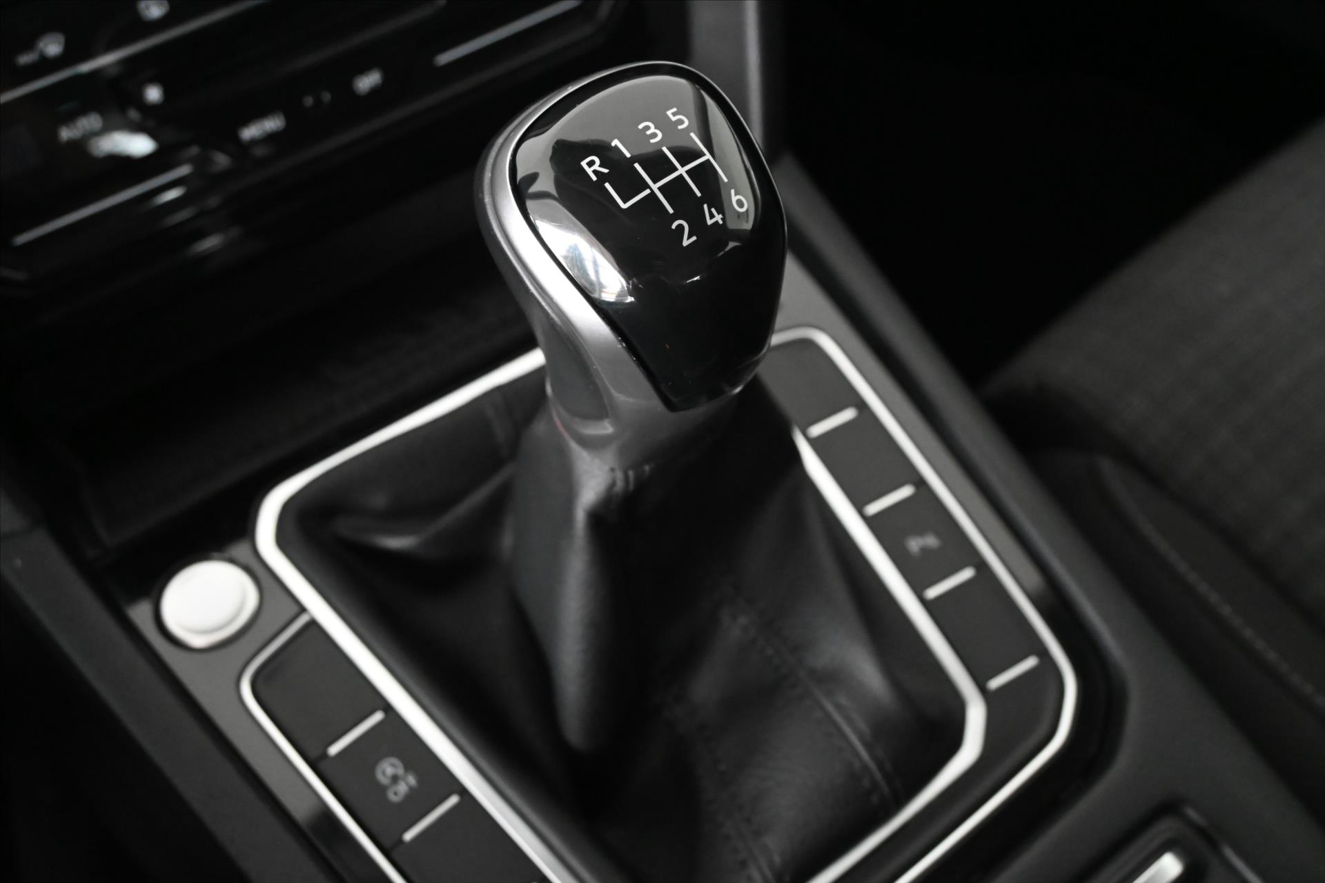 Hlavní fotografie vozu Volkswagen Passat 2,0 TDI 110kW BUSINESS Záruka až 5 let (23)