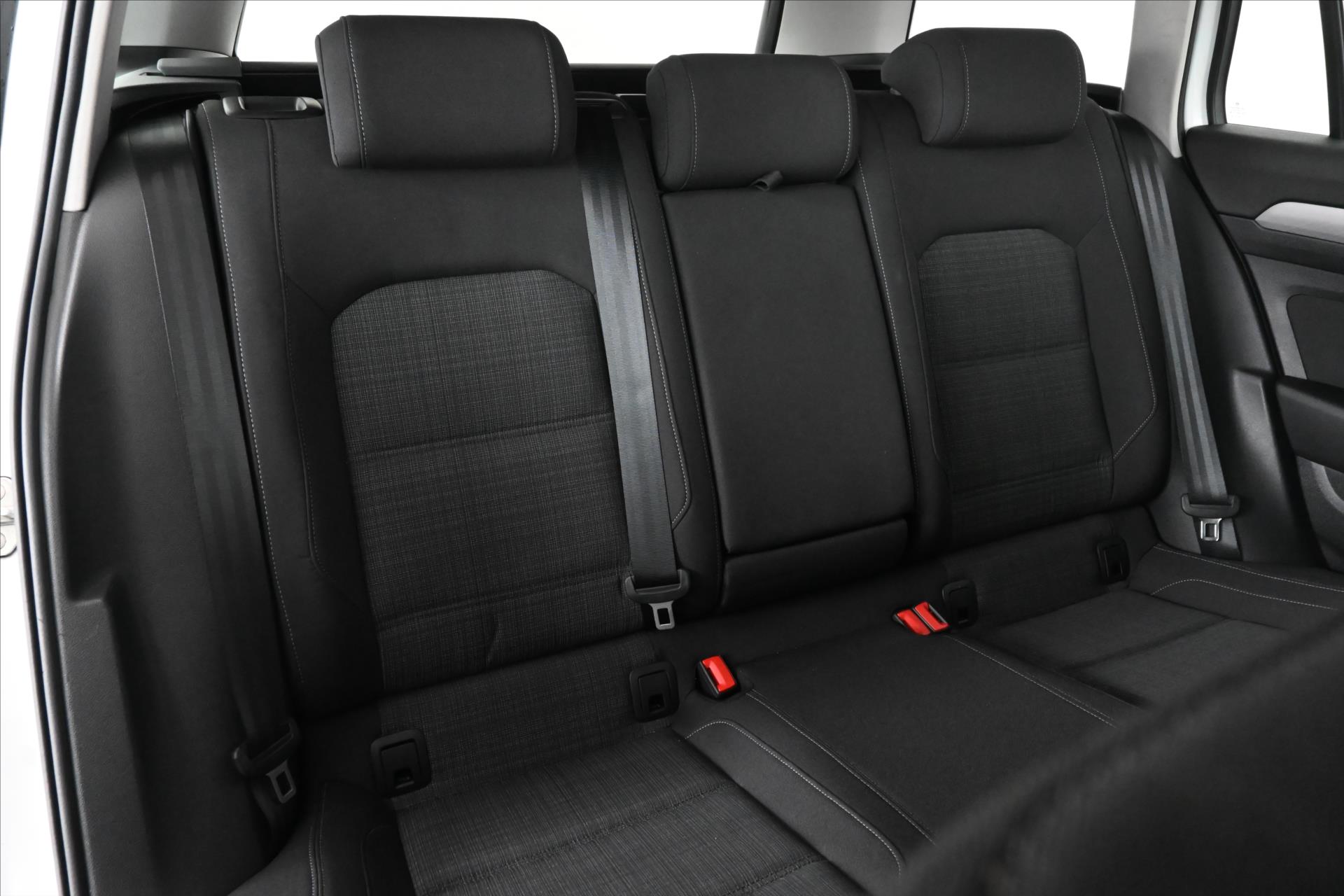 Hlavní fotografie vozu Volkswagen Passat 2,0 TDI 110kW BUSINESS Záruka až 5 let (28)