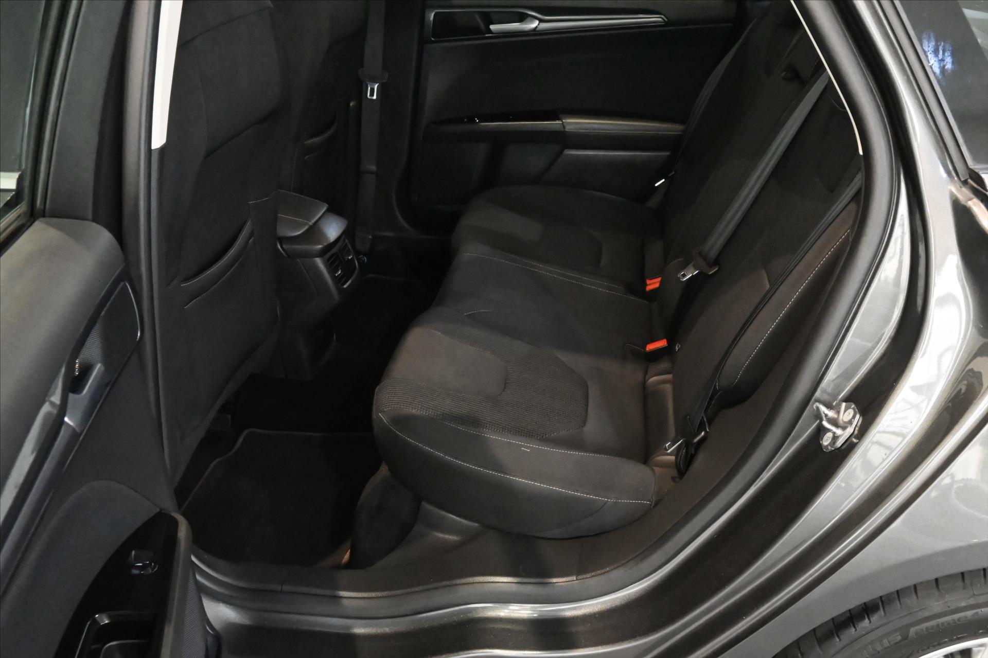 Hlavní fotografie vozu Ford Mondeo 2,0 EcoBlue 110 kW AT8 Titanium Záruka až 5 let (11)