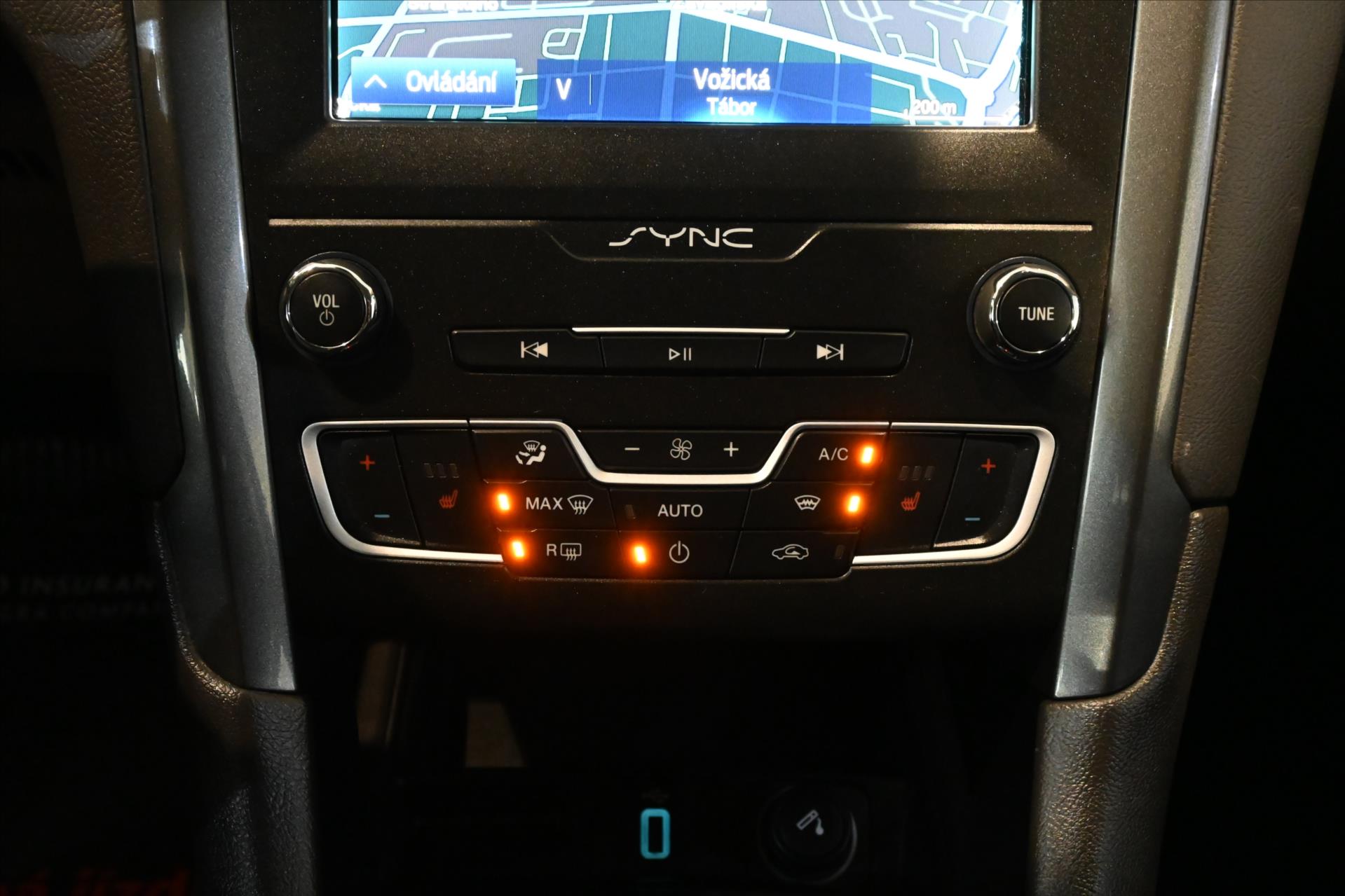 Hlavní fotografie vozu Ford Mondeo 2,0 EcoBlue 110 kW AT8 Titanium Záruka až 5 let (22)