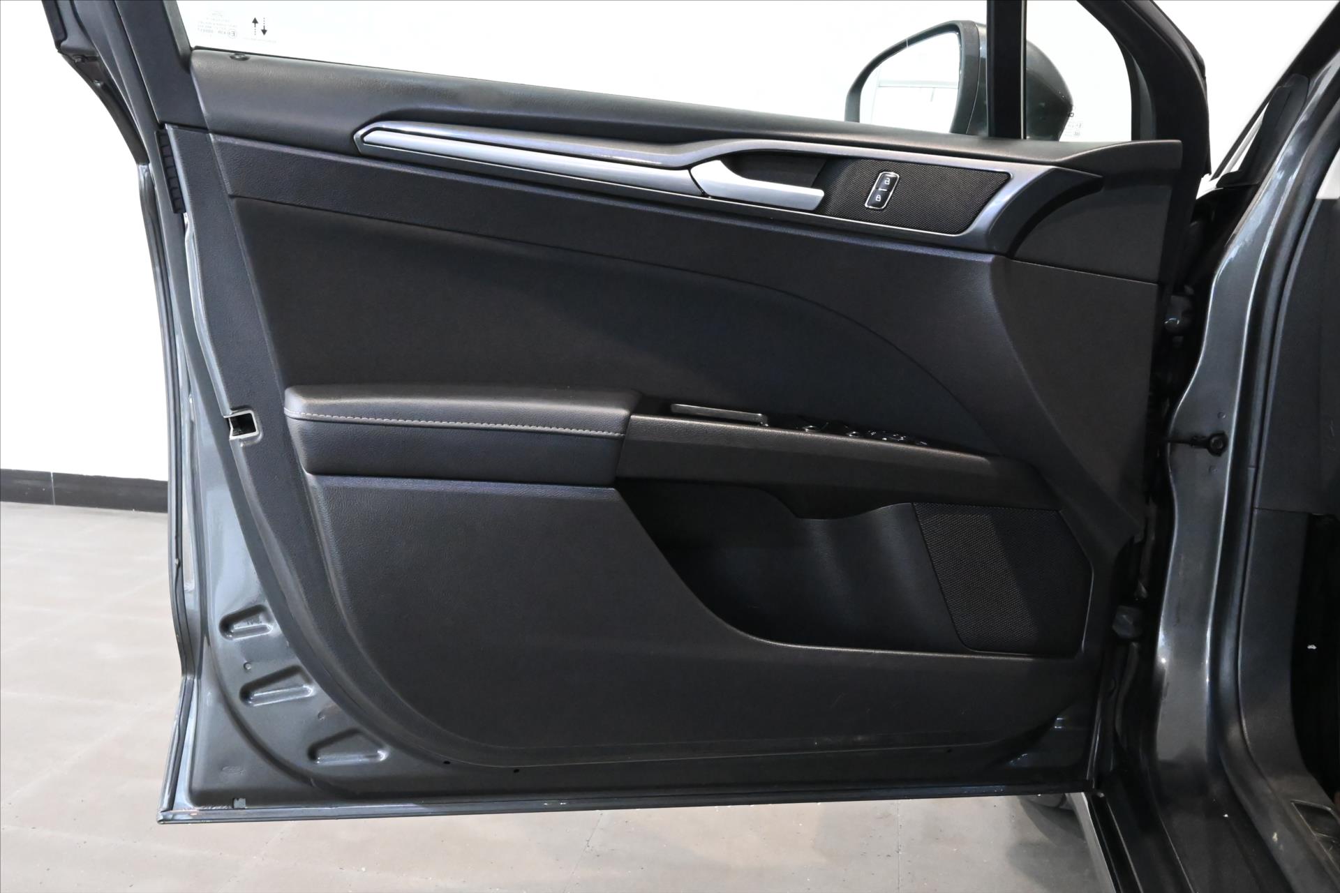 Hlavní fotografie vozu Ford Mondeo 2,0 EcoBlue 110 kW AT8 Titanium Záruka až 5 let (25)