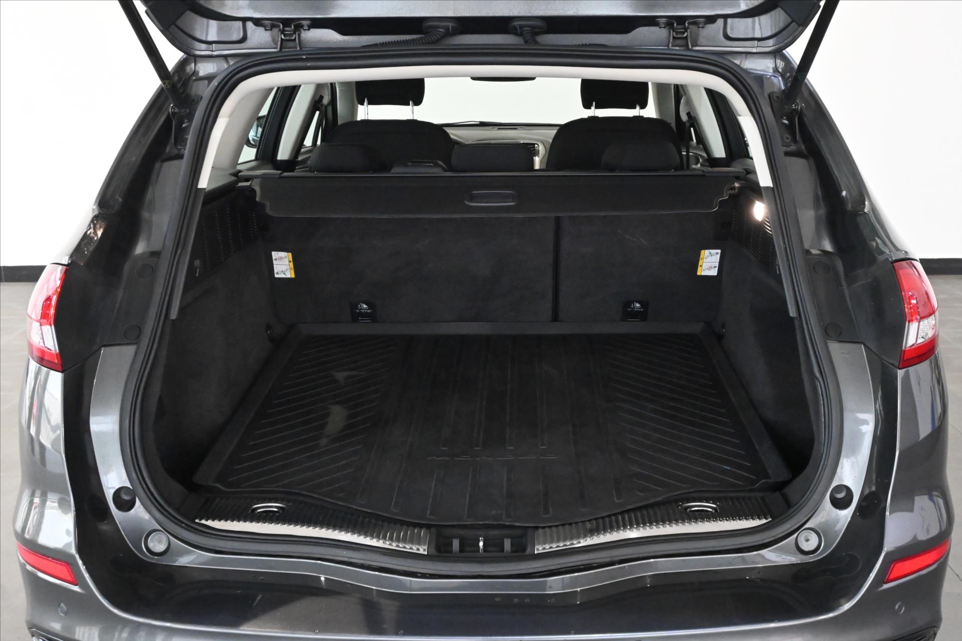 Hlavní fotografie vozu Ford Mondeo 2,0 EcoBlue 110 kW AT8 Titanium Záruka až 5 let (7)