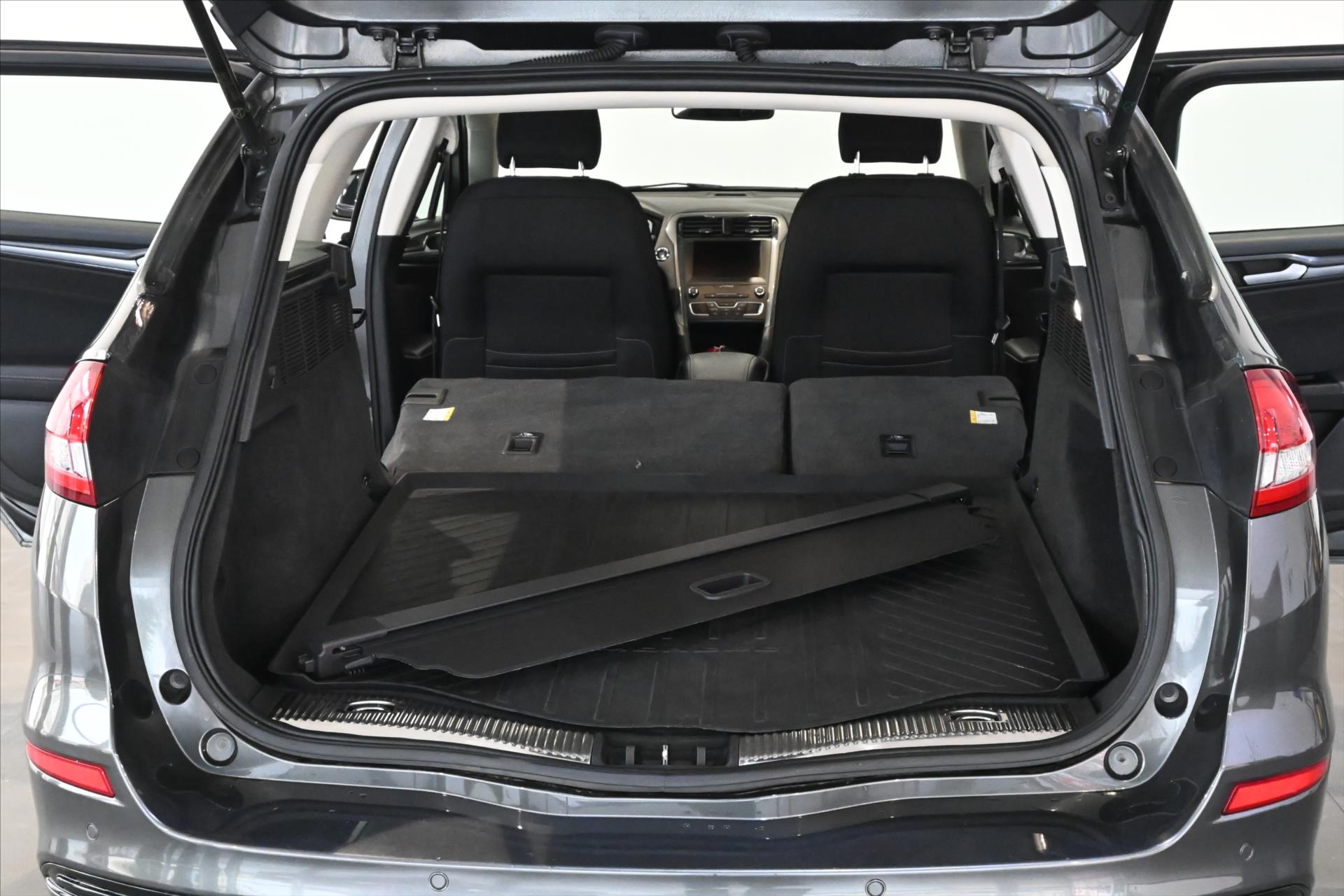 Hlavní fotografie vozu Ford Mondeo 2,0 EcoBlue 110 kW AT8 Titanium Záruka až 5 let (8)