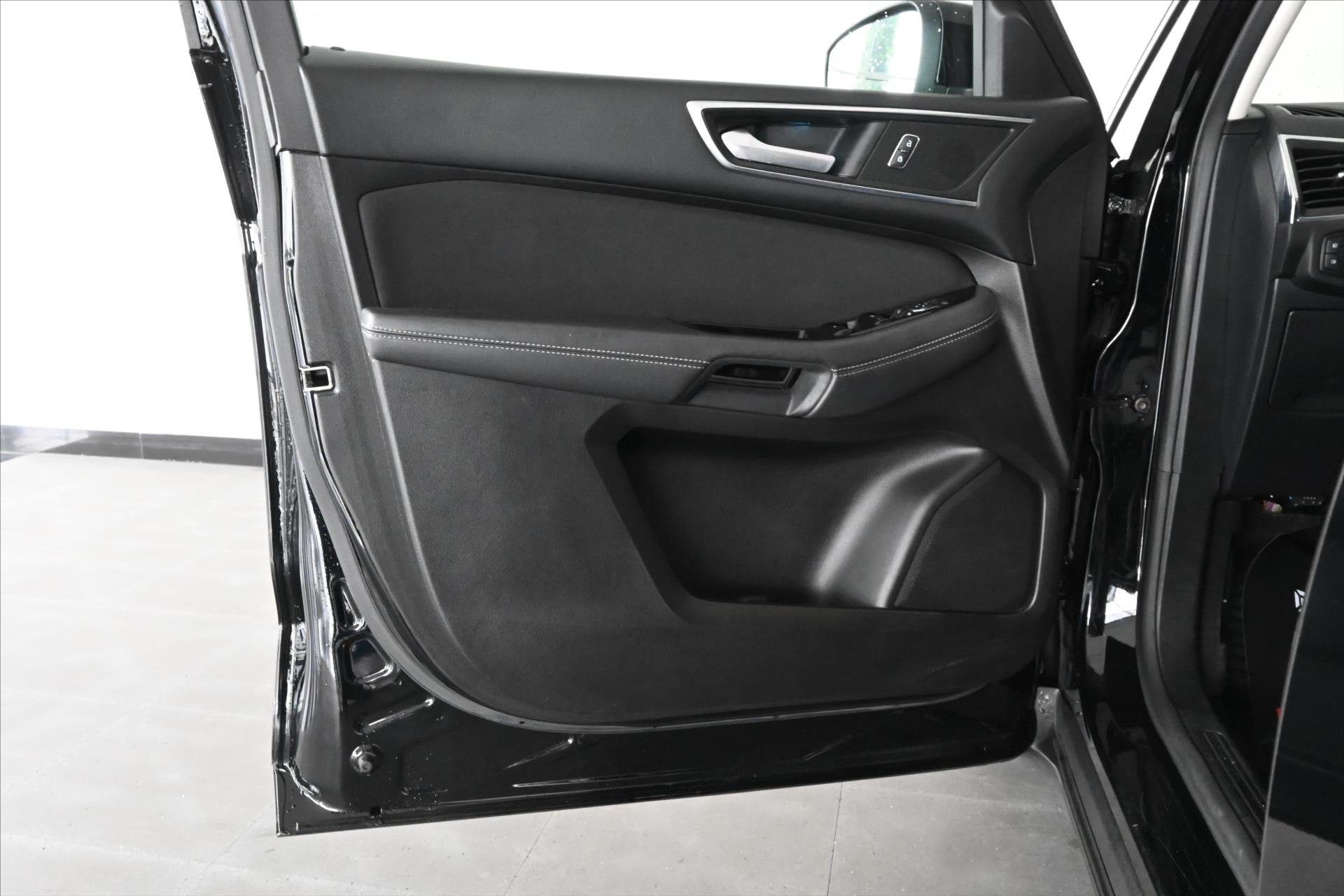 Hlavní fotografie vozu Ford S-MAX 2,0 EcoBlue 110 kW AT8 Titanium Záruka až 5 let (25)