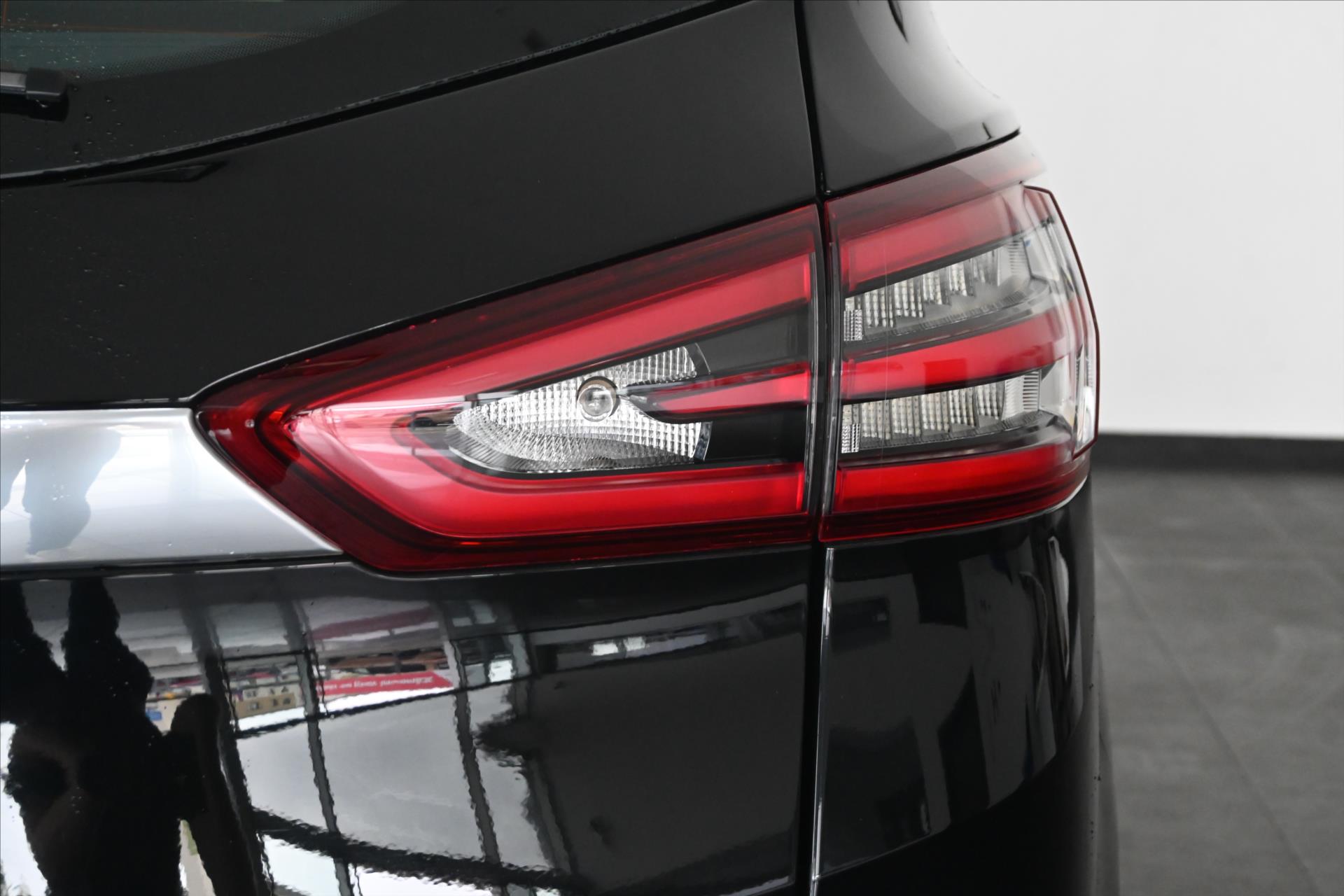 Hlavní fotografie vozu Ford S-MAX 2,0 EcoBlue 110 kW AT8 Titanium Záruka až 5 let (32)